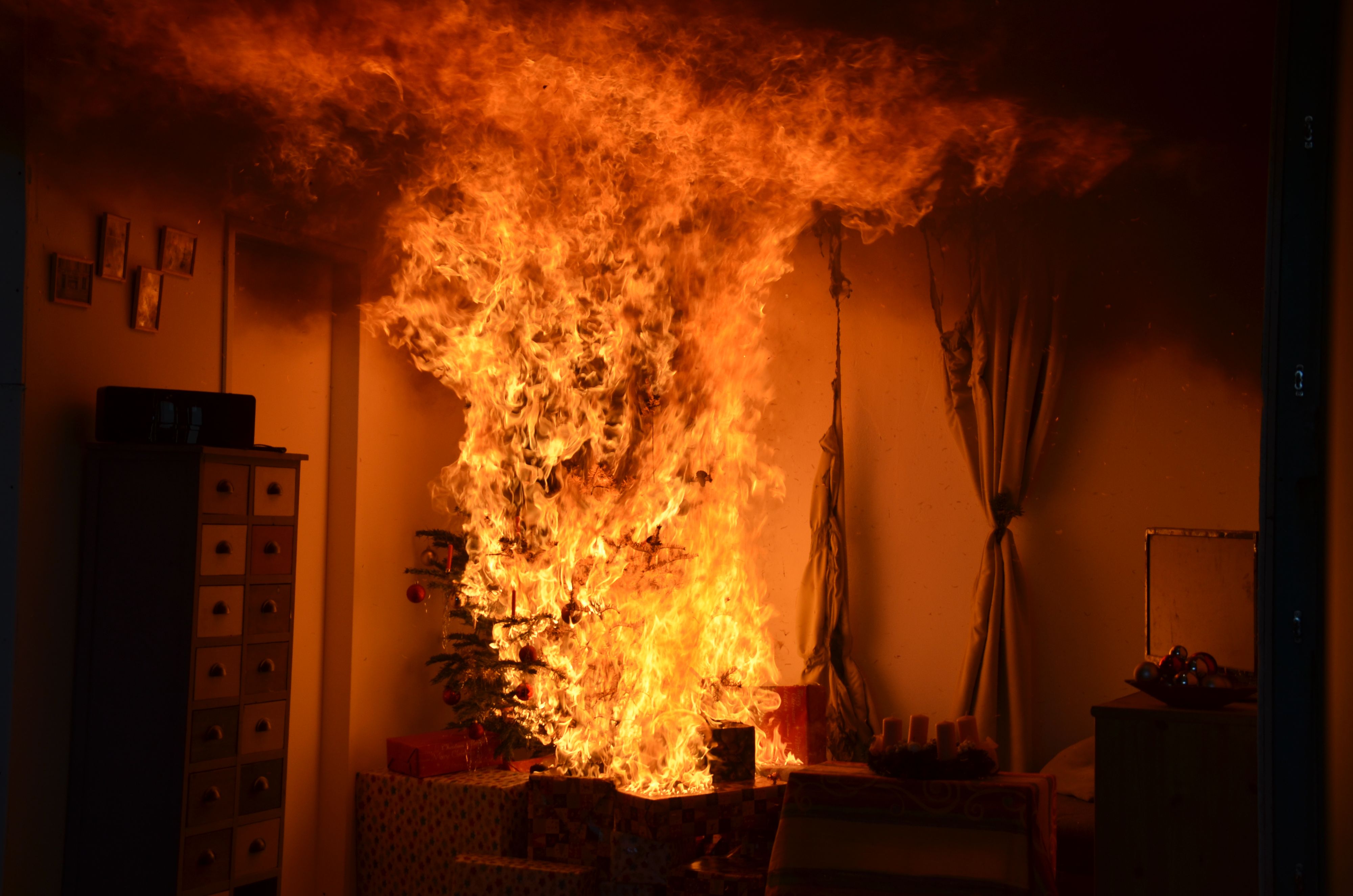In sekundenschnelle gerät ein ganze Christbaum in Vollbrand.