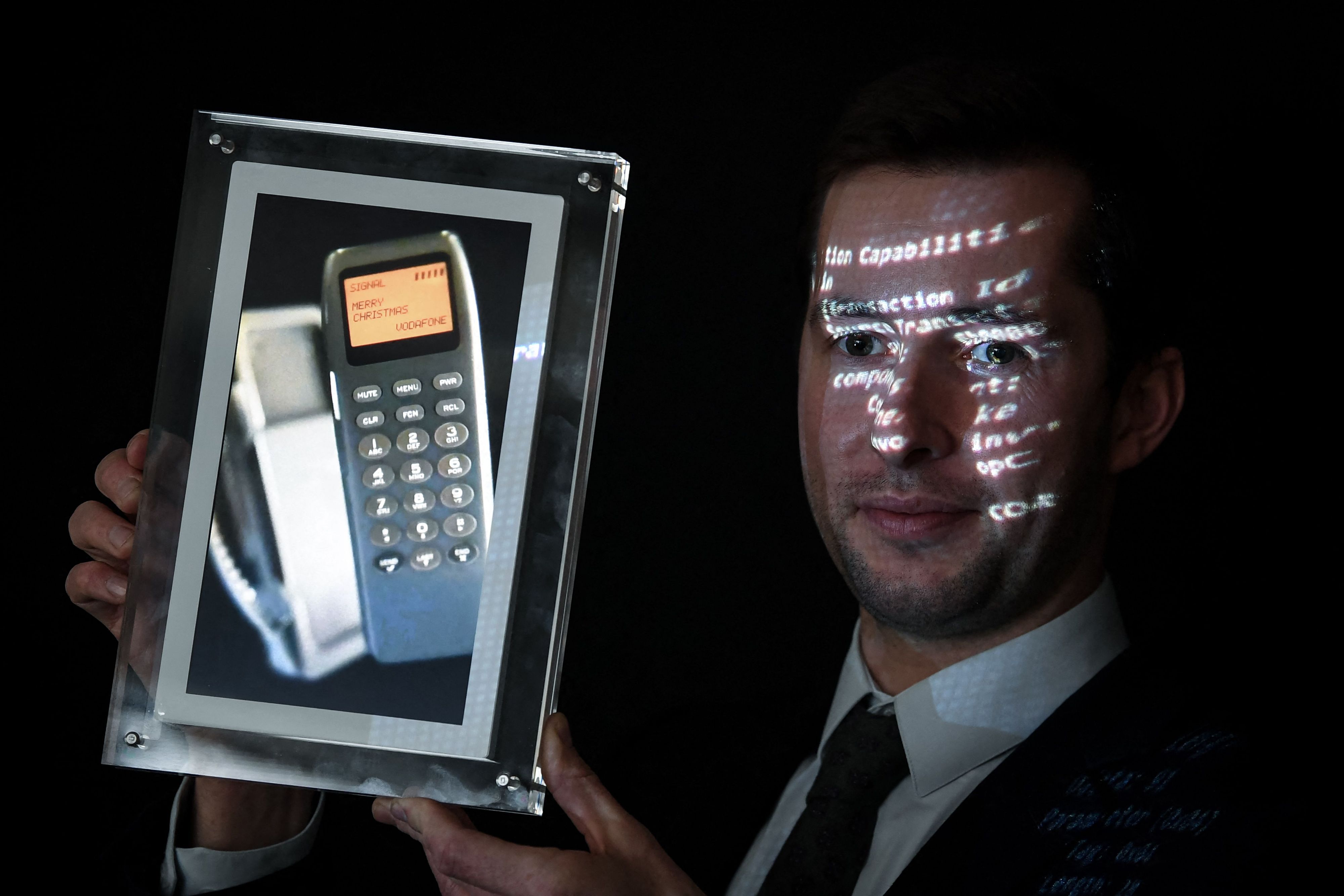 Am 3. Dezember 1992 schickte der Ingenieur Neil Papworth die erste SMS an&nbsp;Vodafone-Mitarbeiter Richard Jarvis.