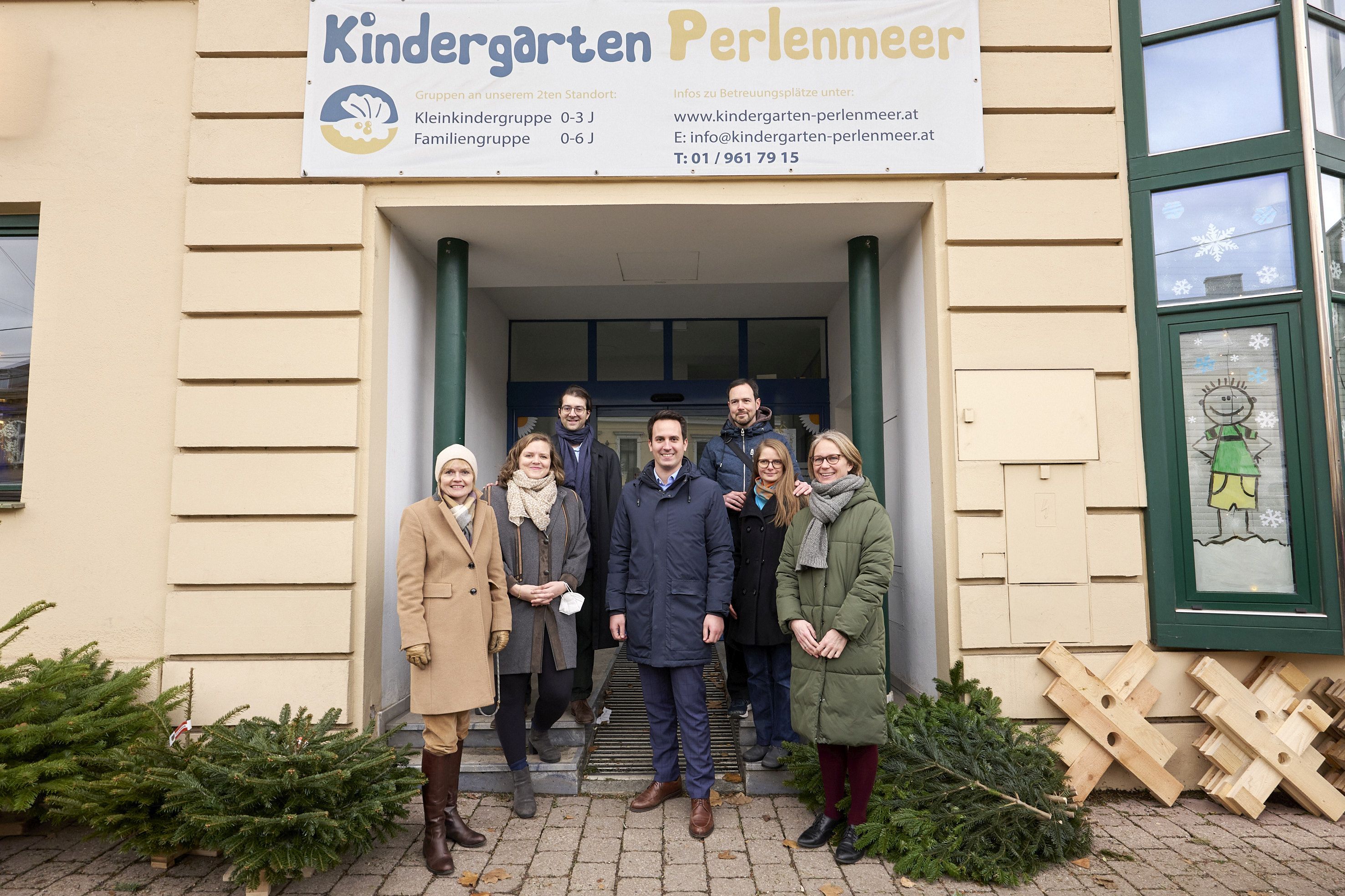 Links Bezirksvorsteherin Silke Kobald (Hietzing), die neue Obfrau des Trägervereins Florance von Gleichen, Vorstandskolleg*innen, Bildungsstadtrat Christoph Wiederkehr (Mitte), Bezirksvorsteherin Michaela Schüchner (Penzing, rechts)