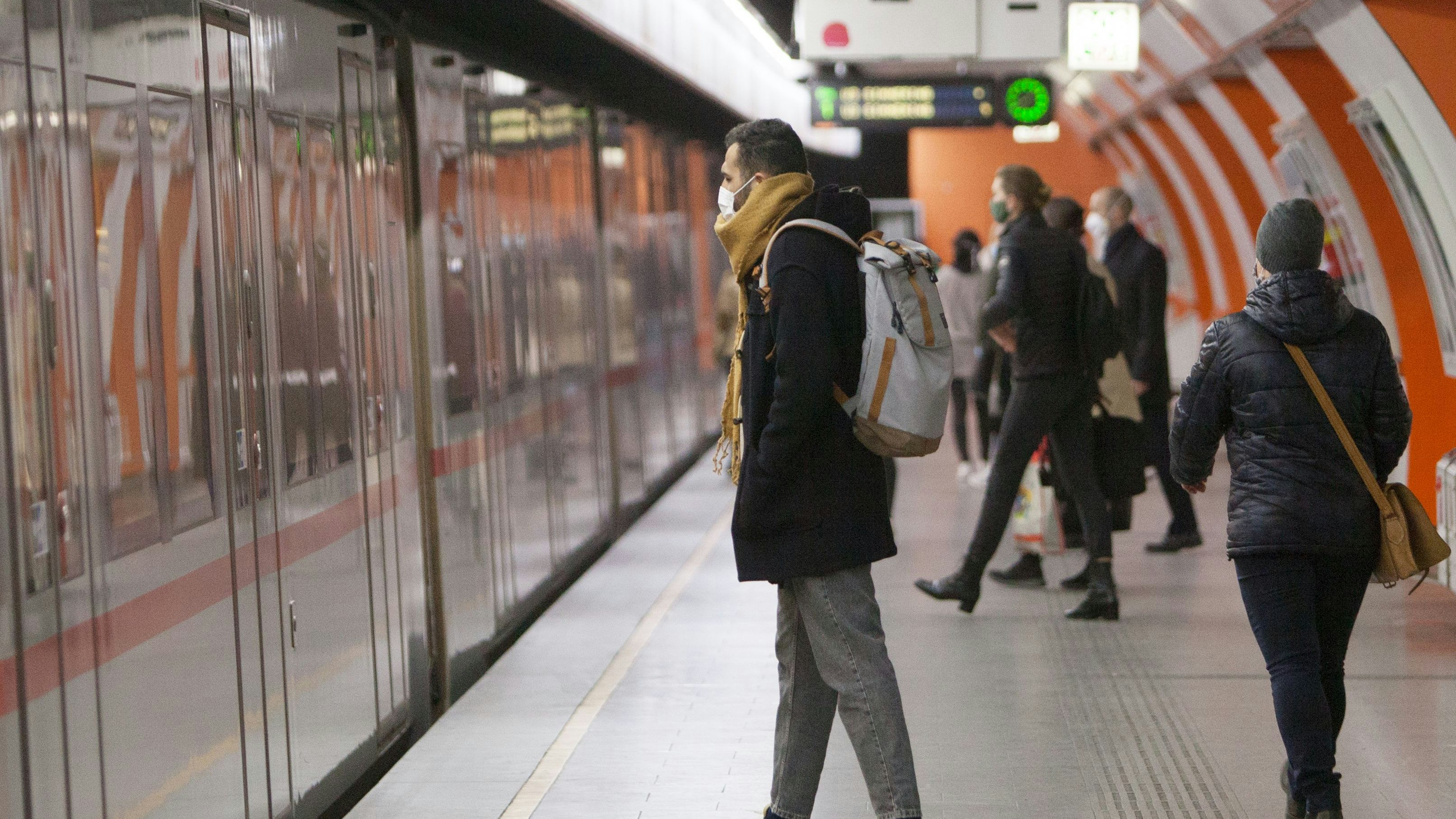 Download von www.picturedesk.com am 21.12.2021 (12:42).  ÖSTERREICH; WIEN; 20200414; Fahrgäste mit Schutzmasken in der U-Bahn Station in Wien am 14. April 2020. Nach dem Ausbruch des neuartigen Coronavirus (COVID-19) hat die Regierung umfangreiche Ausgangsperren (lockdown) und ab 14. April eine Maskentragepflicht in öffentlichen Verkehrsmitteln beschlossen. /// AUSTRIA; VIENNA; 20200414; Passengers with protective masks on the subway station in Vienna on April 14, 2020. After the outbreak of the novel corona virus (COVID-19), the government decided to lock-out extensively and from April 14 to wear a mask on public transport  _ - 20200414_PD2301 - Rechteinfo: Rights Managed (RM)