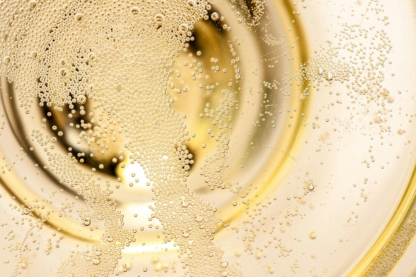 <strong>2. Quirl, um die Bubbles zu minimieren!&nbsp;</strong>Da sollte man gleich etwas Anderes Trinken, erklärt uns der Experte schmunzelnd.