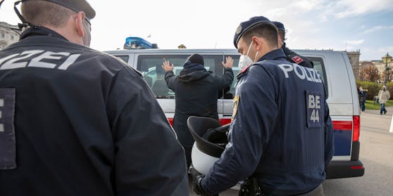 Polizei-Einsatz bei Anti-Corona-Demo in Wien. (Symbolfoto)