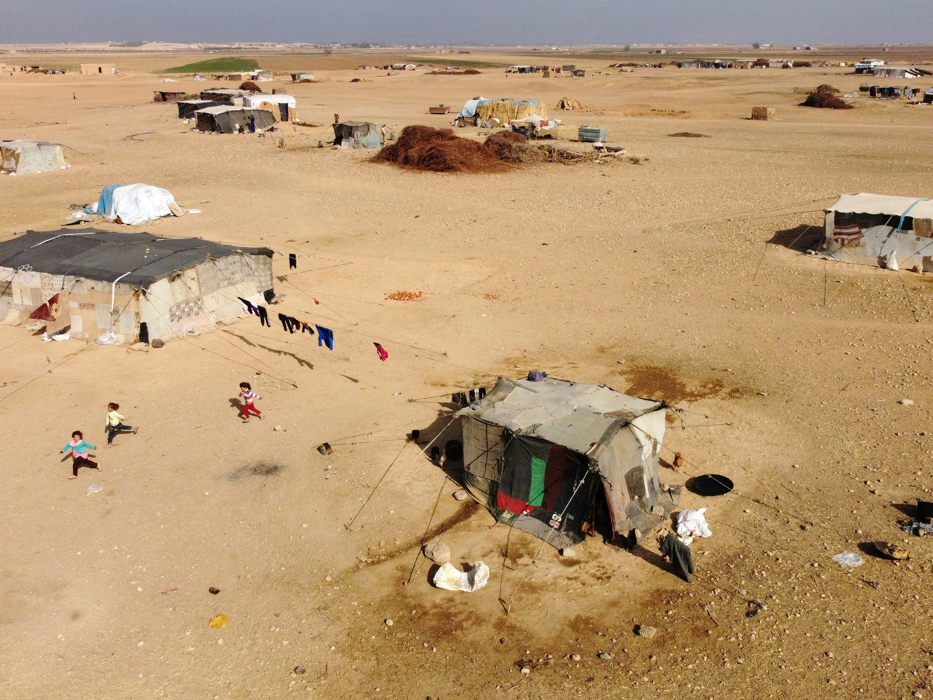 Download von www.picturedesk.com am 21.12.2021 (16:59).  This aerial view shows sporadic tents inhabited by internally displaced Syrians, in the countryside of Raqa, in east central Syria, on December 17, 2021. (Photo by Delil SOULEIMAN / AFP) - 20211217_PD8859 - Rechteinfo: Rights Managed (RM) Nur für redaktionelle Nutzung! Werbliche Nutzung erfordert Freigabe: bitte schicken Sie uns eine Anfrage.