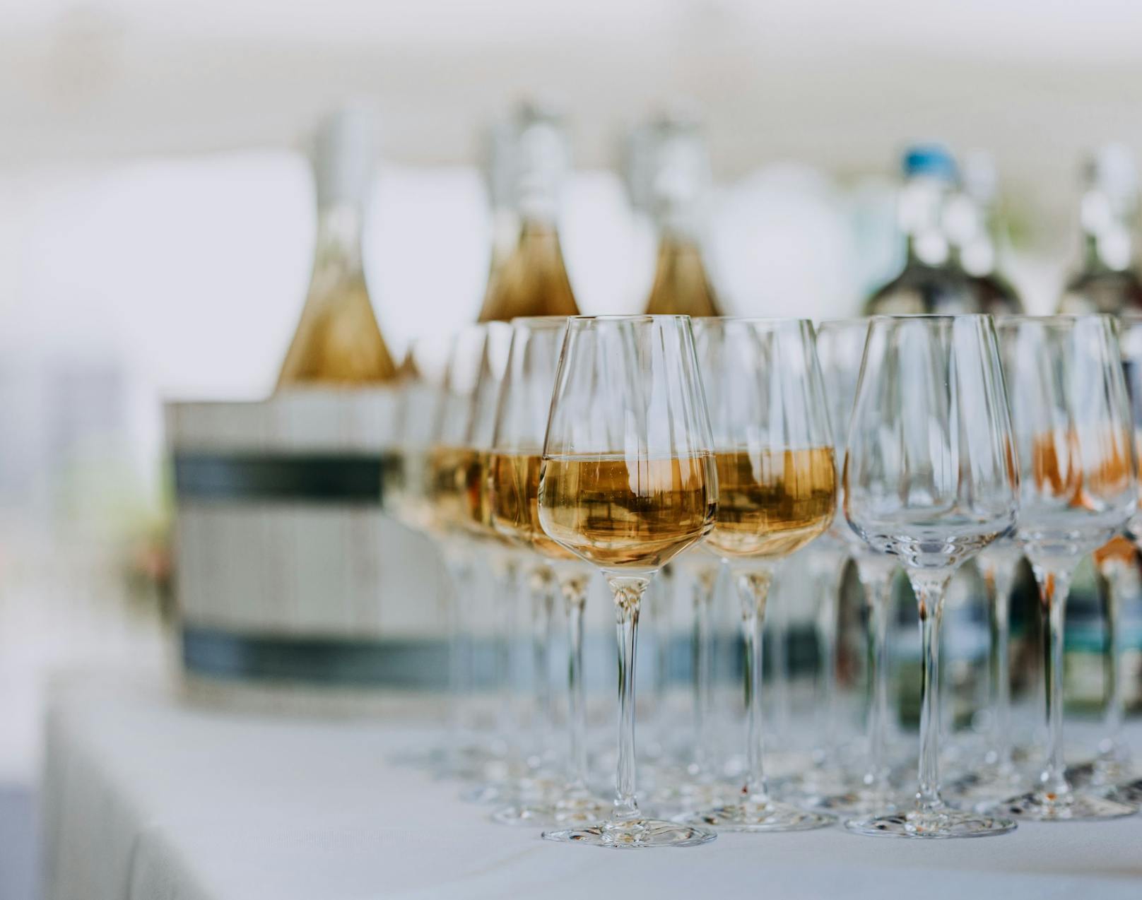 <strong>Tipp 1: Das perfekte Glas! </strong>Weder Flöten, noch Schalen sind tatsächlich perfekt, sondern ein schönes Weißweinglas. Denn guter Champagner ist vor allem eines: Wein. Mit prickelnder Haltung. Strahlendem Glanz. Betörendem Aroma.