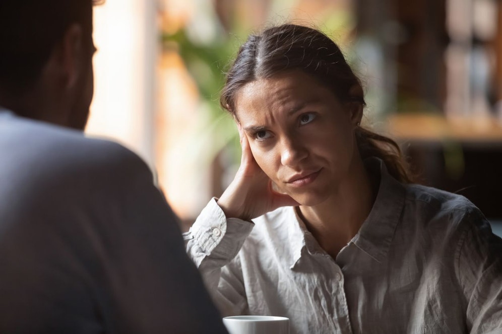 Eine unerwünschte Erklärung über ein Thema, worin du dich bereits auskennst? Das ähnelt stark nach einer Mansplaining-Situation, aus der du dich schleunigst entziehen solltest.