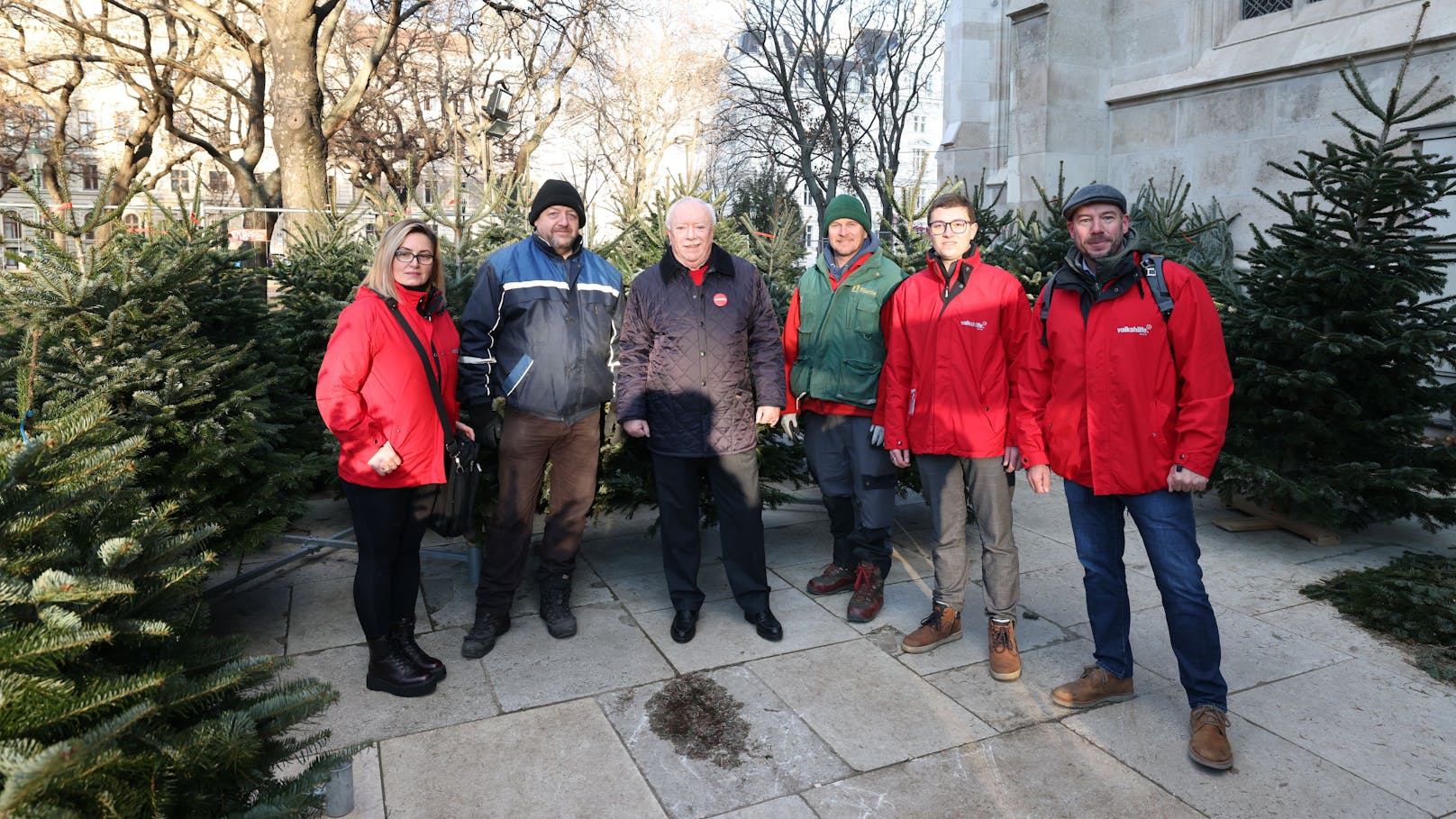 Das Team der Volkshilfe mit den Christbaum-Verkäufern vor der Wiener Votivkirche