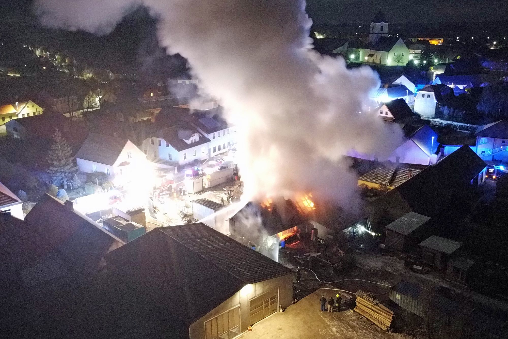 Bilder vom spektakulären Brand in Vitis.