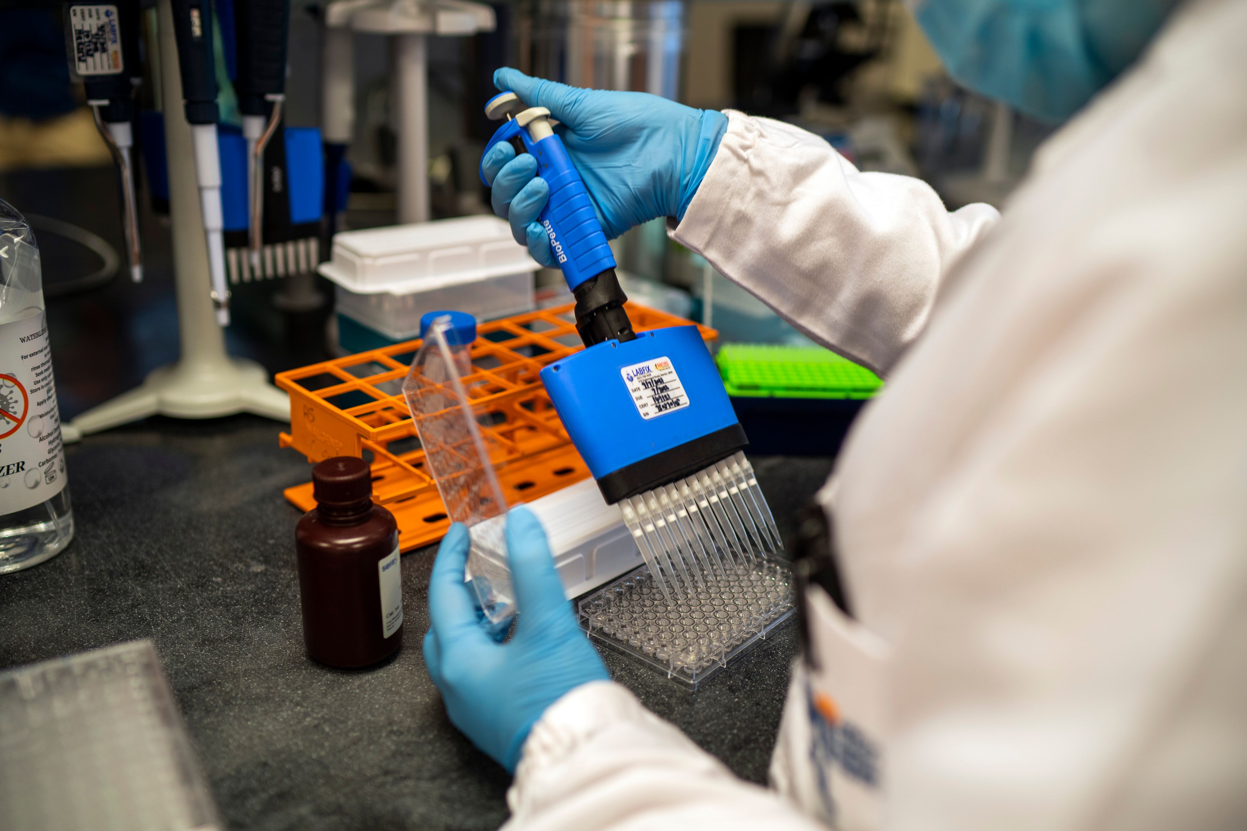 Download von www.picturedesk.com am 22.12.2021 (15:52).  Scientists at the Africa Health Research Institute in Durban, South Africa, work on the omicron variant of the COVID-19 virus Wednesday Dec. 15, 2021. An analysis of data from South Africa, where the new variant is driving a surge in infections, suggests the Pfizer vaccine offers less defense against infection from omicron and reduced, but still good, protection from hospitalization. (AP Photo/Jerome Delay) - 20211215_PD4082 - Rechteinfo: Rights Managed (RM)