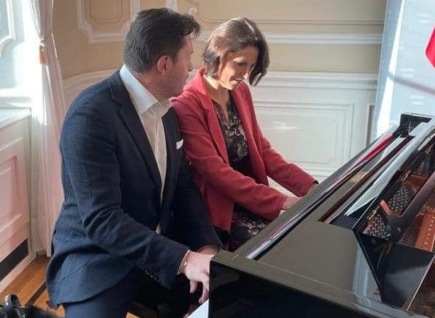 Zusammen spielten die beiden "ein Potpourri, von Weihnachtsliedern über Musical bis hin zu Oper", so Serafin.