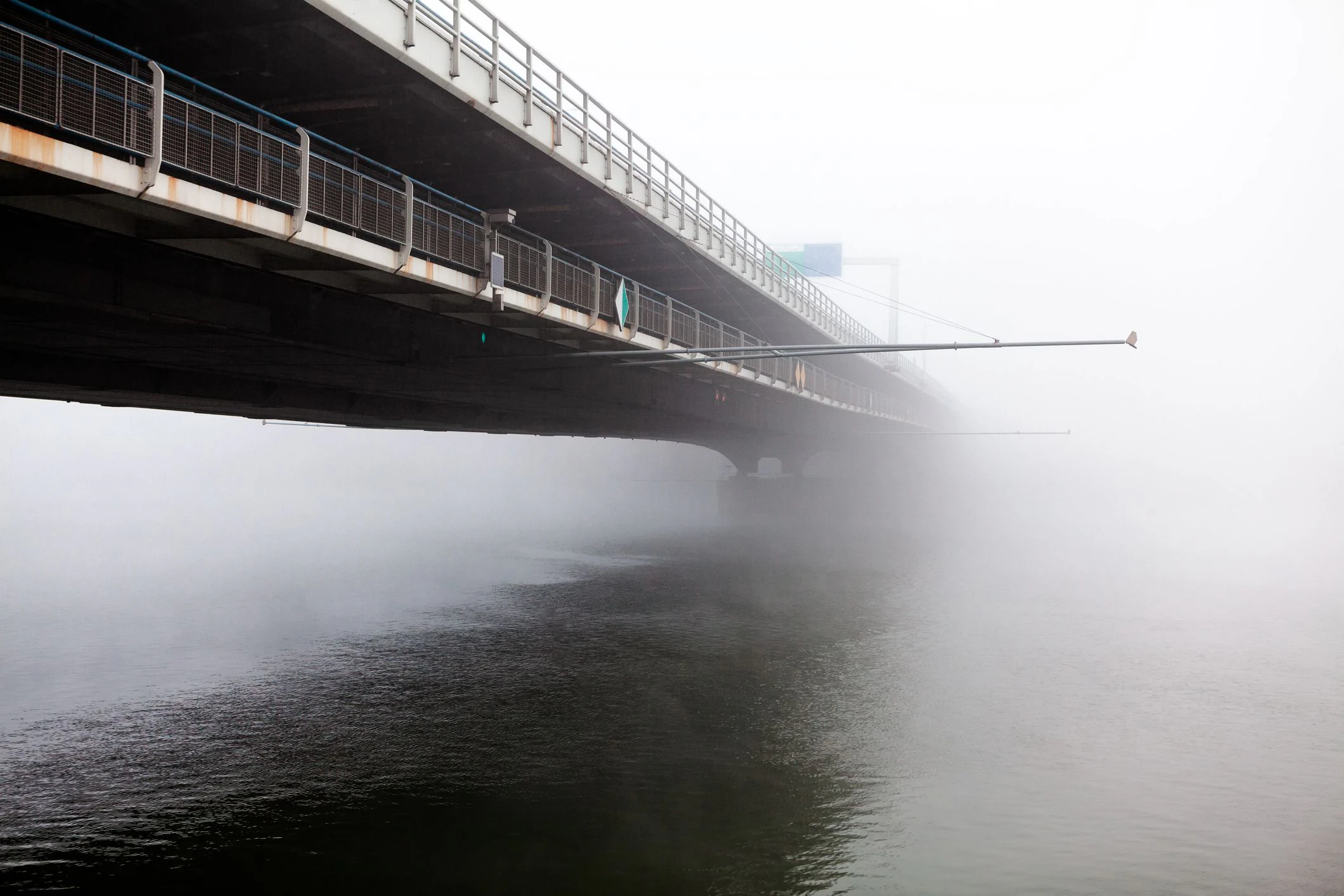 Autobahnbrücke über die Donau im Nebel. (Symbolbild)
