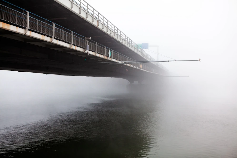 Autobahnbrücke über die Donau im Nebel. (Symbolbild)