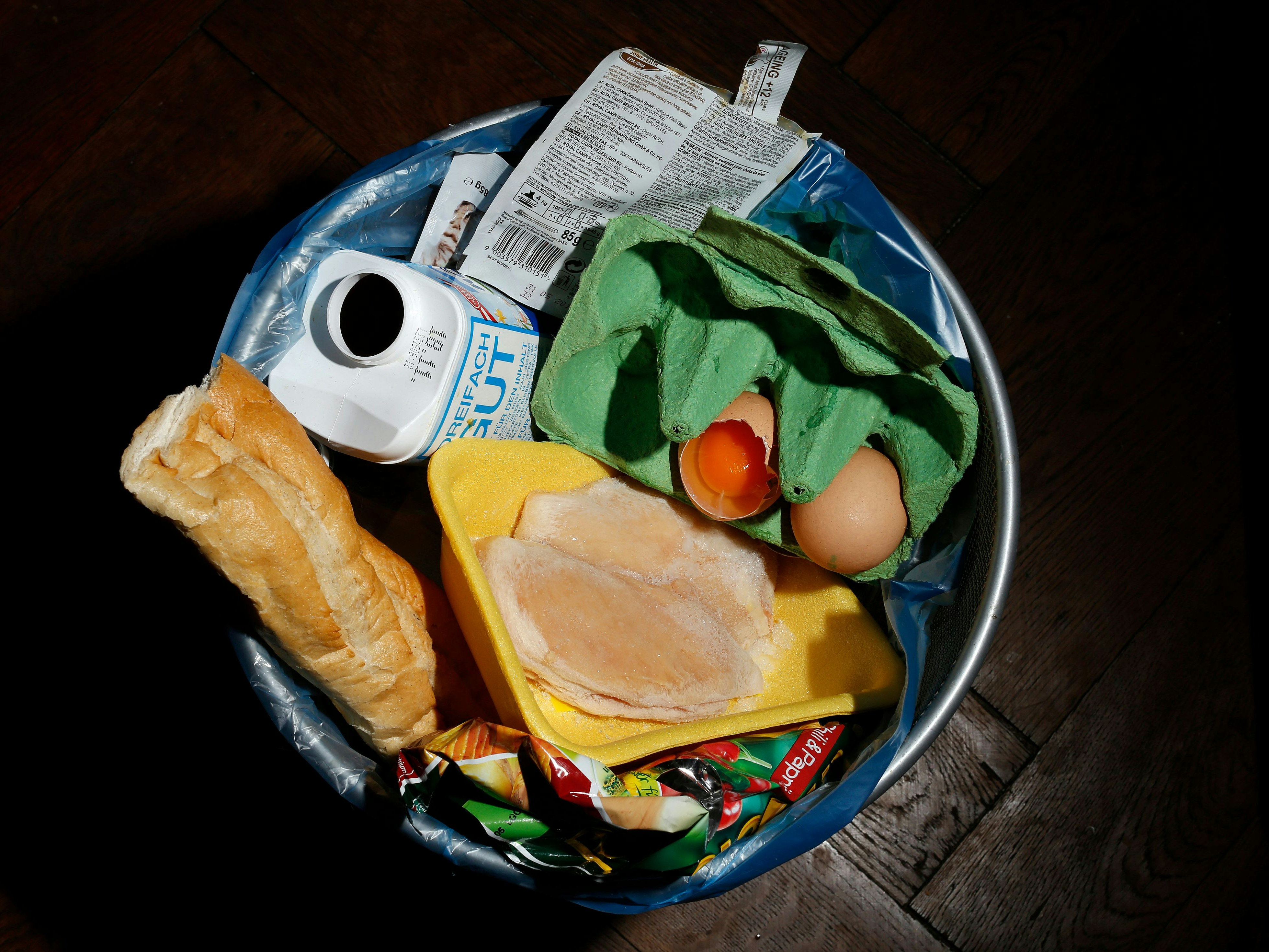 Download von www.picturedesk.com am 15.12.2021 (11:41).  APA10213946-2 - 14112012 - WIEN - ÖSTERREICH: ZU APA-TEXT CI - THEMENBILD - Illustration zum Thema "Lebensmittelabfälle": Im Bild ein Mistkübel mit weggeworfenen Lebensmittel, aufgenommen am Dienstag, 13. November 2012, in Wien. APA-FOTO: GEORG HOCHMUTH  _ - 20121113_PD5402 - Rechteinfo: Rights Managed (RM)