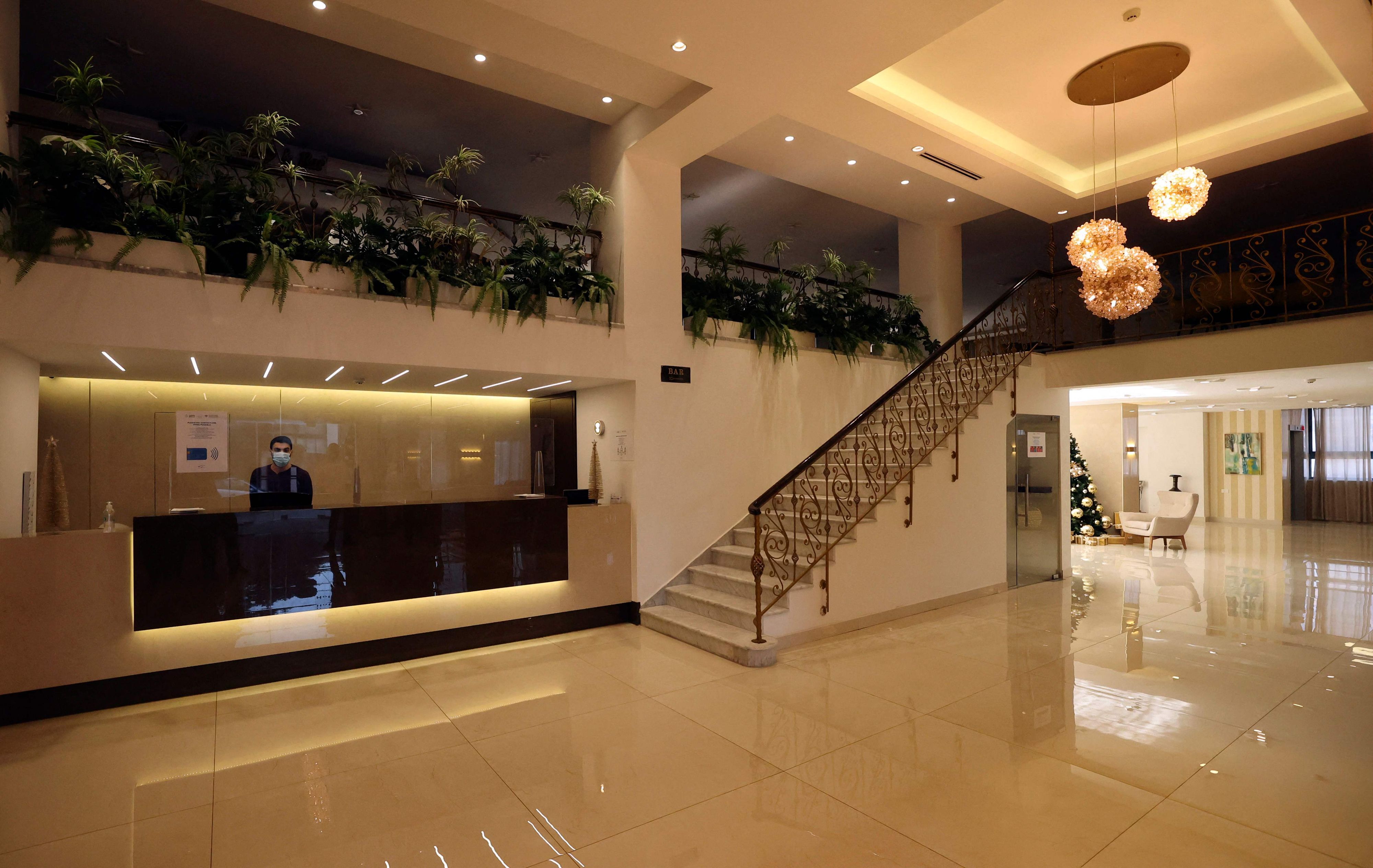 Download von www.picturedesk.com am 22.12.2021 (13:12).  A picture shows the empty Nativity Hotel as tourist agencies started cancelling reservations for Christmas after Israel closed its borders to foreign tourists in a bid to stem the spread of the new Omicron variant of the coronavirus, in the occupied Biblical Palestinian West Bank town of Bethlehem on November 29, 2021. - After a near-total pandemic lockdown last year, Bethlehem began to hope for a joyous Christmas when Israel, which controls all access points to the city, announced in October that it would reopen to foreign tourists on November 1. But less than a month later, just as hotels were getting a makeover and businesses were replenishing their stocks in anticipation of the holiday season, Israel closed again after a case of the highly transmissible Omicron variant of the virus was discovered. (Photo by HAZEM BADER / AFP) - 20211129_PD17646 - Rechteinfo: Rights Managed (RM) Nur für redaktionelle Nutzung! Werbliche Nutzung erfordert Freigabe: bitte schicken Sie uns eine Anfrage.