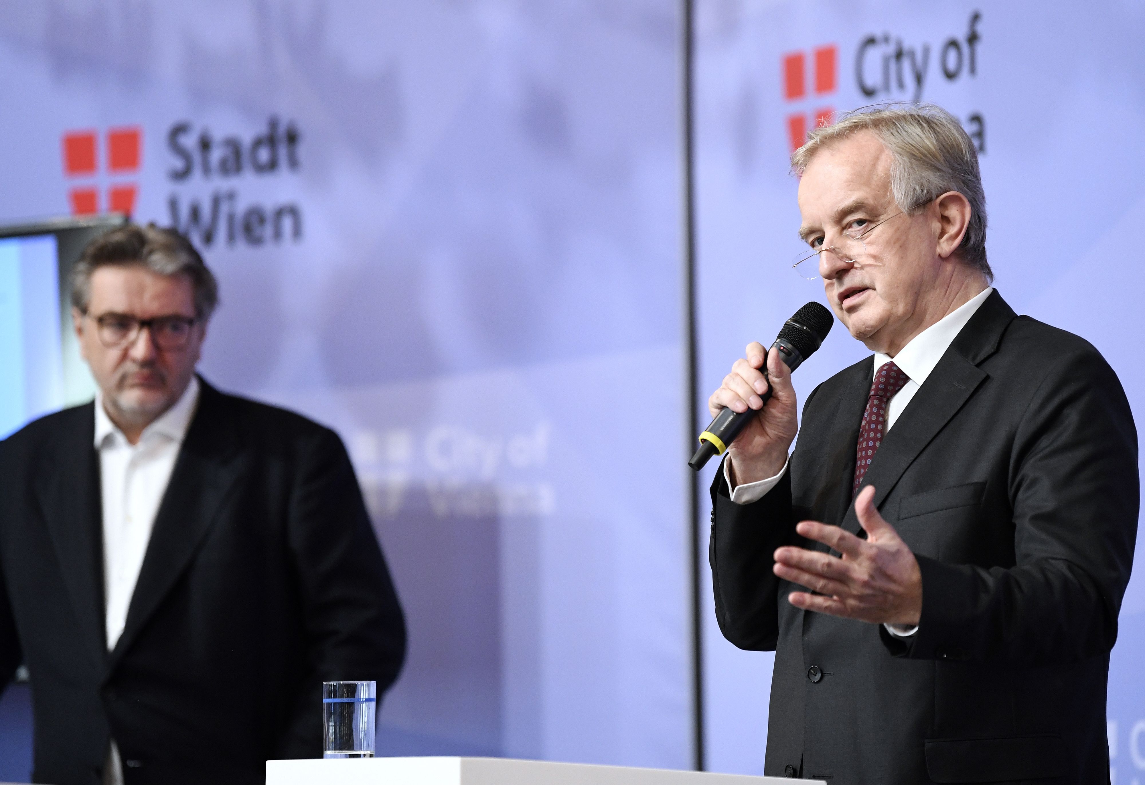 Der Wiener Gesundheitsstadtrat Peter Hacker und der Vizepräsident der Wiener Ärztekammer Johannes Steinhart (R.)
