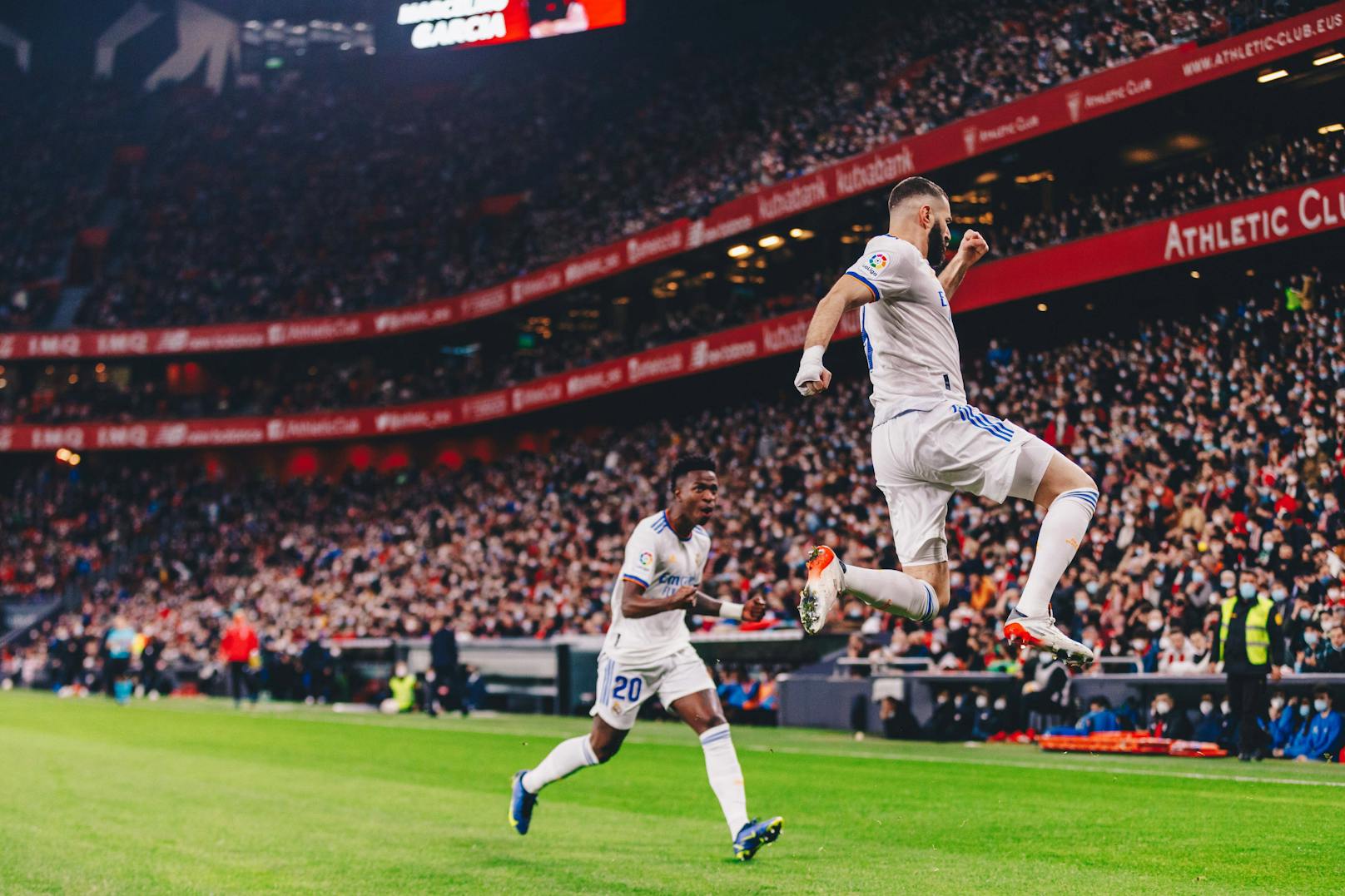 Karim Benzema jubelt im Dress von Real Madrid. 