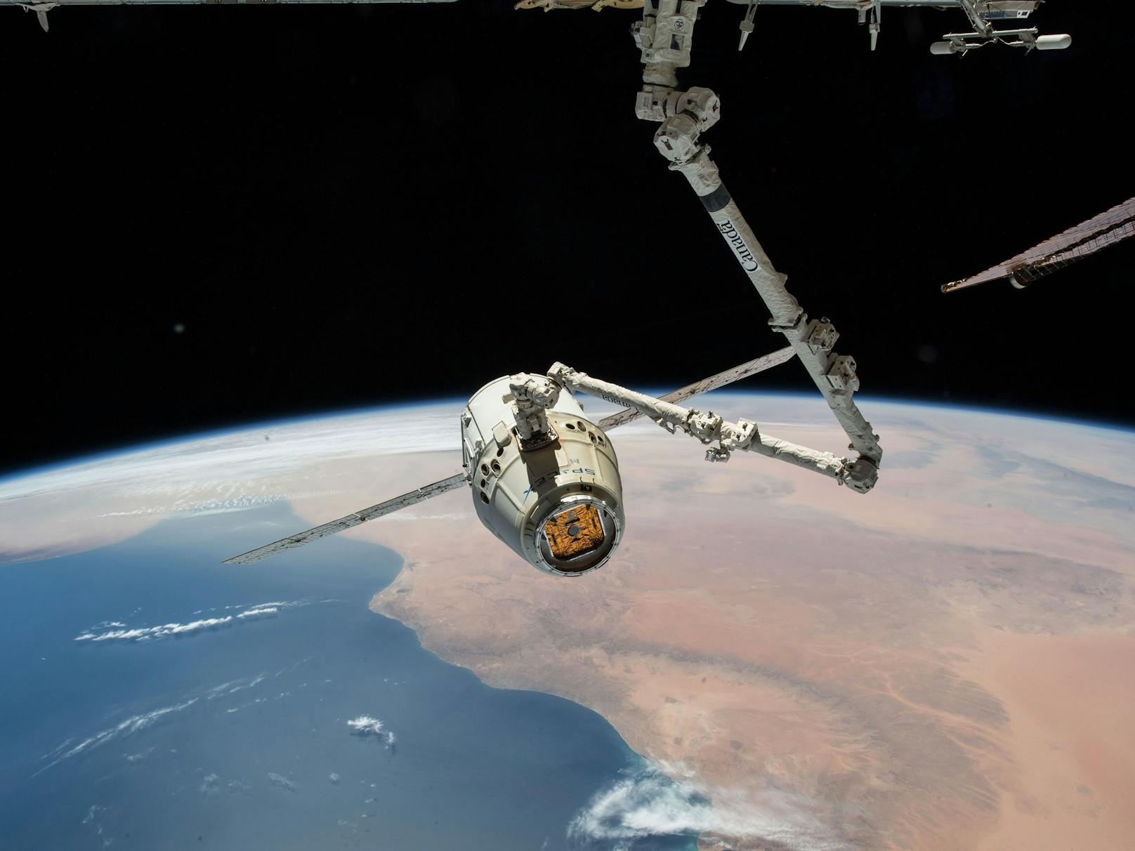 Noch ist es fraglich, ob die SpaceX-"Dragon"-Raumkapseln (Bild), die ebenfalls zur ISS fliegen, "zusätzliche Funktionen" bekommen können.