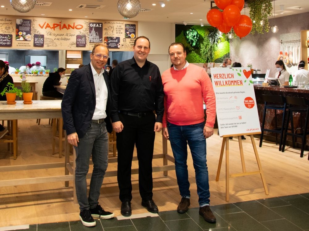 Josef Donhauser, CEO der DoN group, Stephan Metzner, Restaurantleiter VAPIANO Graz-Seiersberg und Philipp Zinggl, Geschäftsführer VAPIANO Österreich