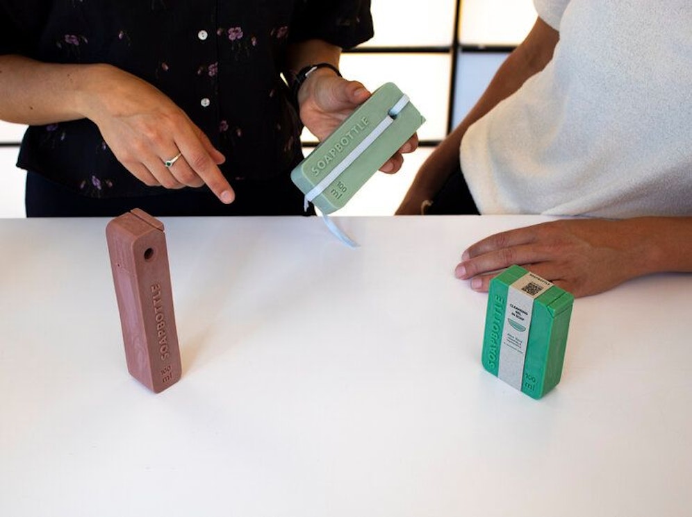 Außen fest und innen flüssig. Für weniger Verpackungsmüll in der Kosmetikindustrie wurde 