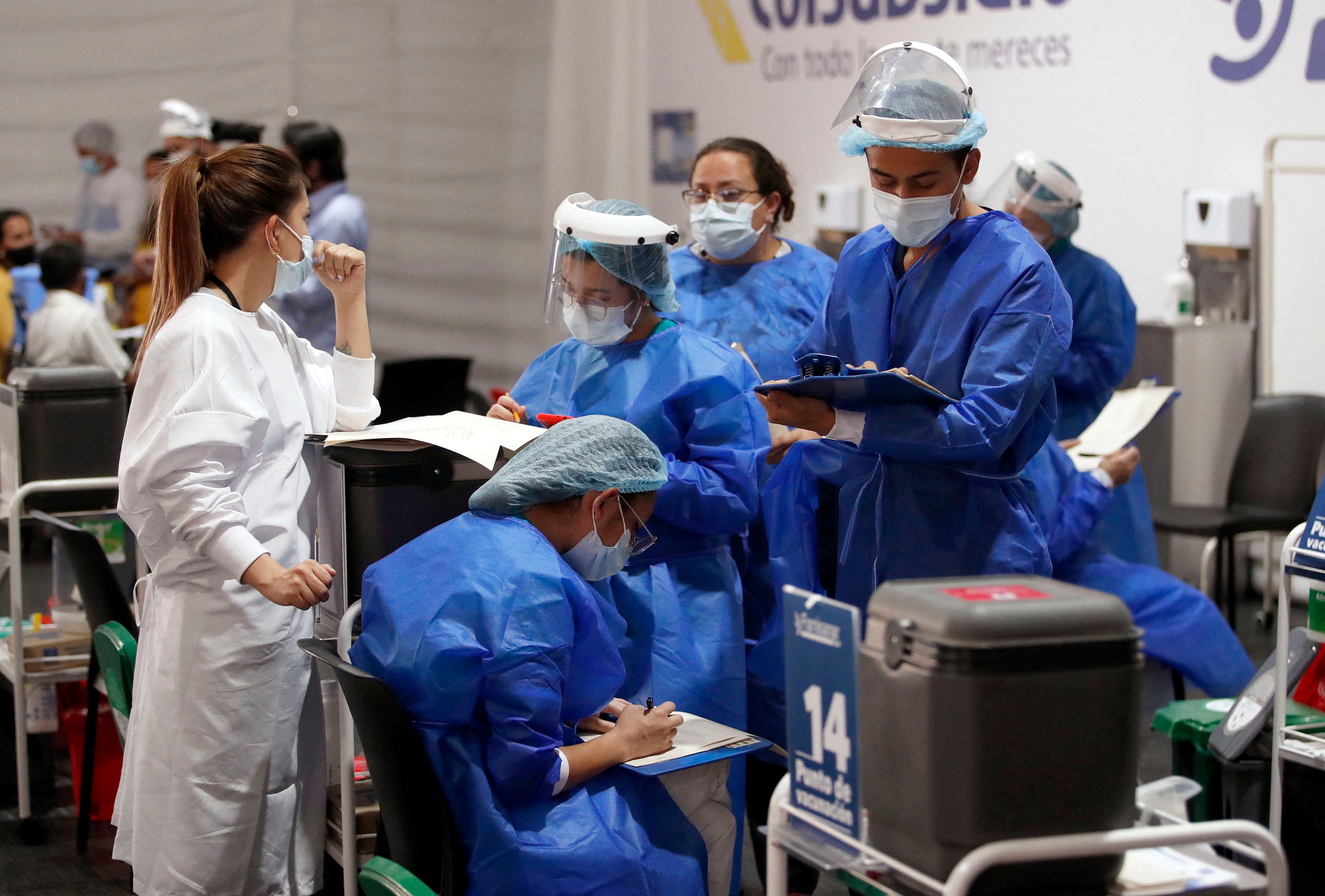 Download von www.picturedesk.com am 22.12.2021 (09:15).  Nurses are seen at a vaccination point against COVID-19 in Bogota, on December 21, 2021. - Colombian health authorities detected the first three cases of the Omicron variant of COVID-19 in passengers who arrived from the US and Spain. (Photo by DANIEL MUNOZ / AFP) - 20211221_PD4712 - Rechteinfo: Rights Managed (RM) Nur für redaktionelle Nutzung! Werbliche Nutzung erfordert Freigabe: bitte schicken Sie uns eine Anfrage.