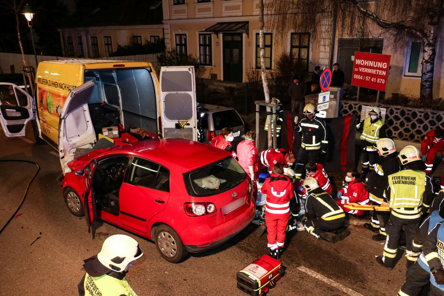 Bilder vom Einsatz der Rettungskräfte.