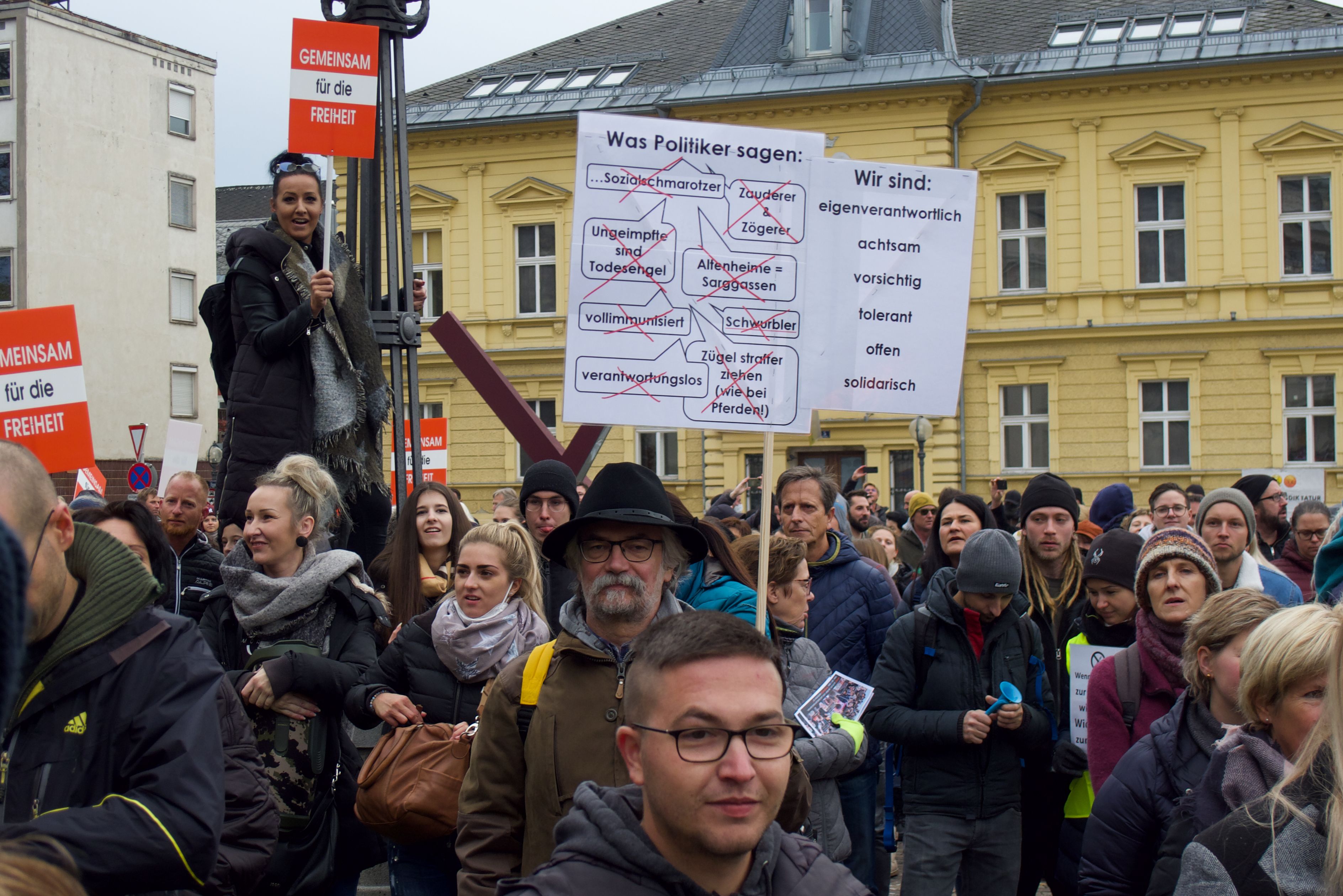 Download von www.picturedesk.com am 22.12.2021 (11:35).  Mehr als 3000 Teilnehmer bei Corona-Demo gegen Impfzwang vor dem Stadttheater Klagenfurt - 20211113_PD18647 - Rechteinfo: Rights Managed (RM)