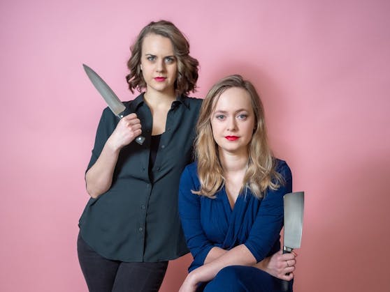 Franziska Singer (r.) und Amrei Baumgartl laden in ihrem Podcast "Darf's ein bisserl Mord sein" zum Gruseln und Lachen ein.