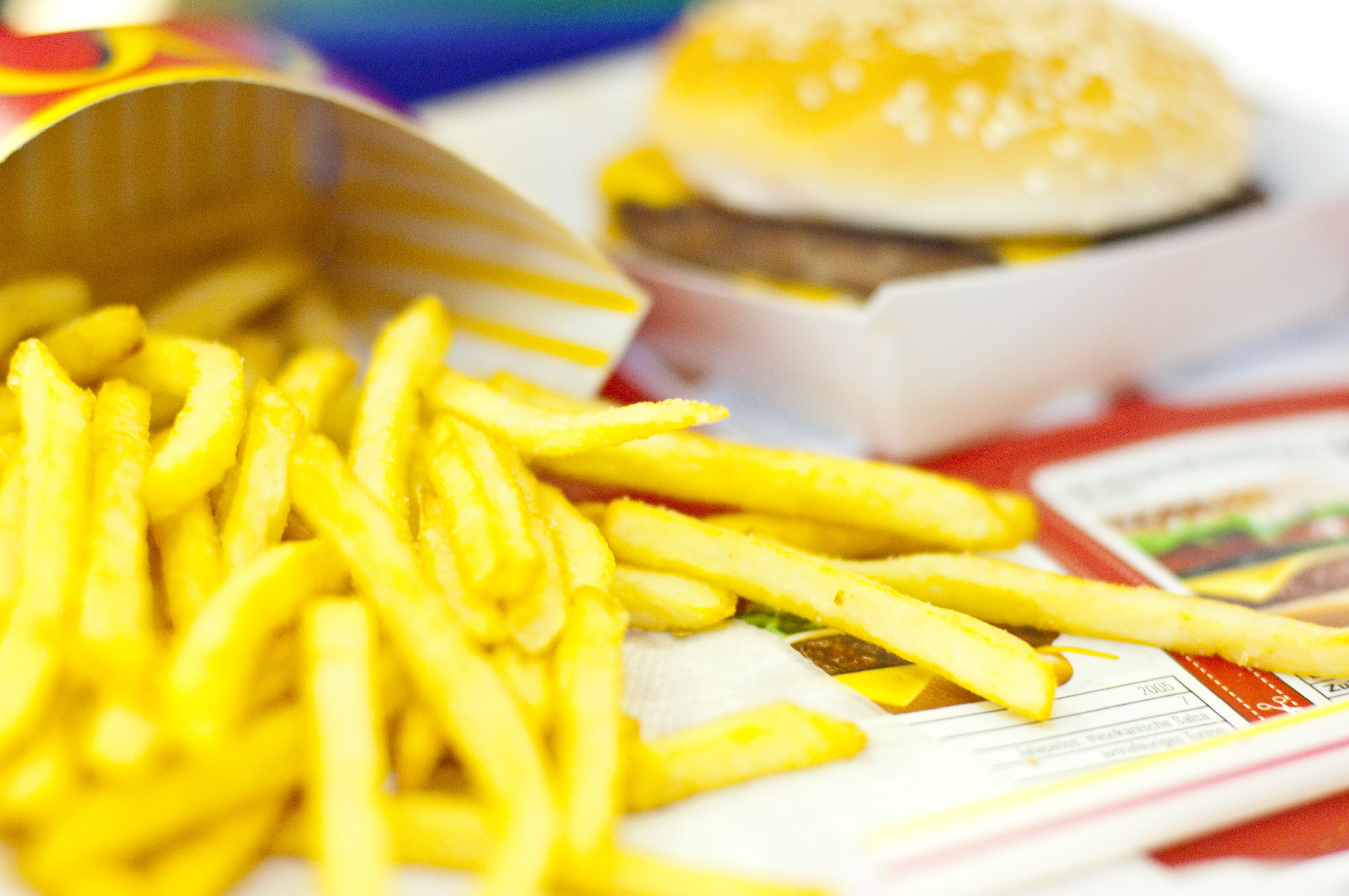 Download von www.picturedesk.com am 22.12.2021 (12:25).  Tablett mit Fast Food - 20141109_PD10930 - Rechteinfo: Rights Managed (RM)