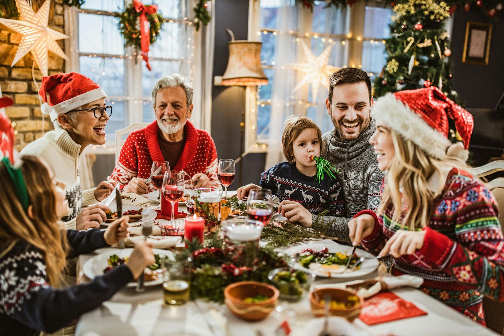 Mit der Einhaltung von ein paar einfachen Maßnahmen muss man zu Weihnachten nicht auf die Familie verzichten.