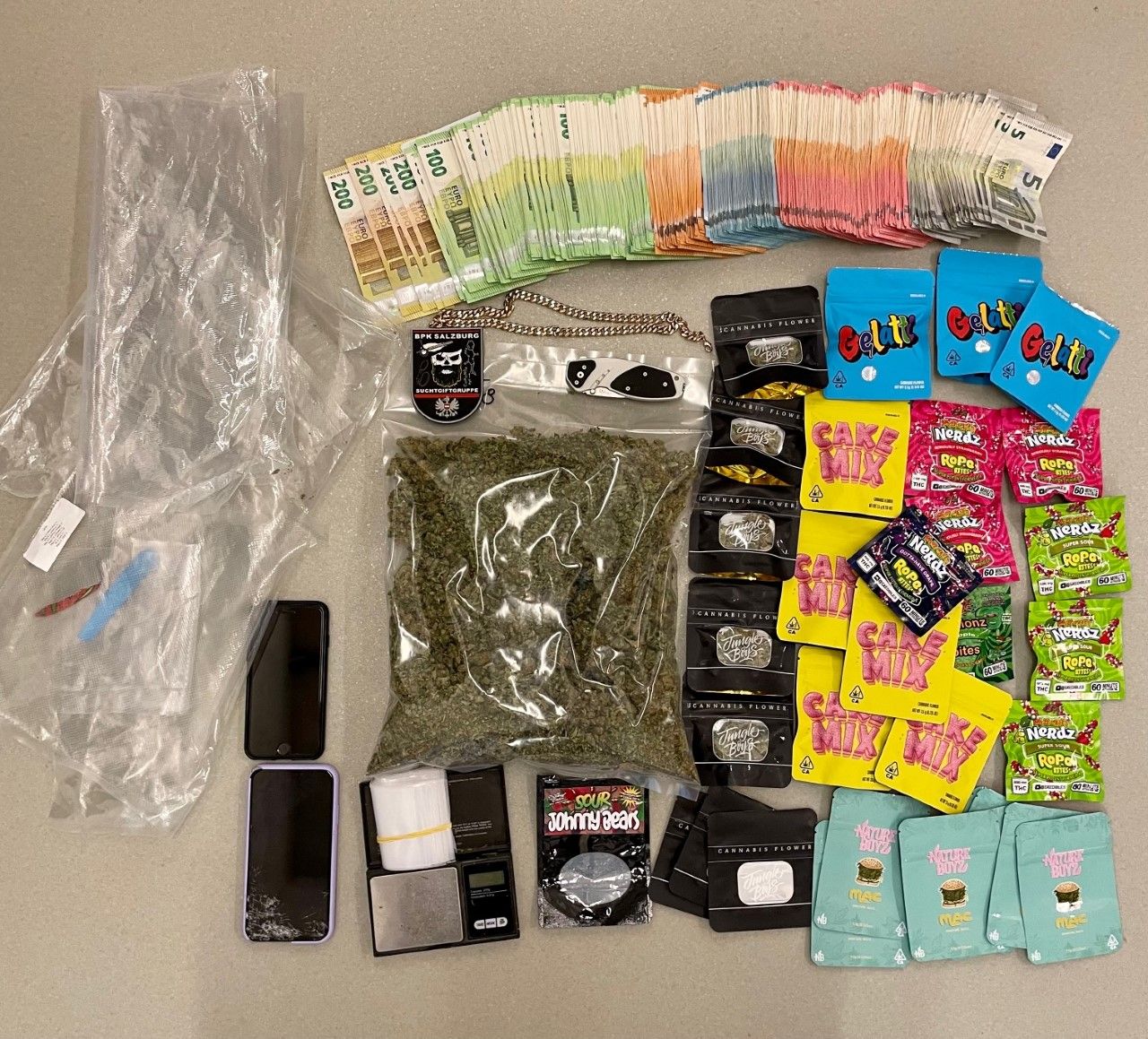 Die Beamten stellten nicht nur Suchtgift, sondern auch rund 30.000 Euro in bar sicher.