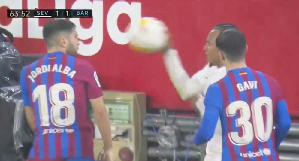 Jules Kounde wirft Jordi Alba den Ball ins Gesicht.