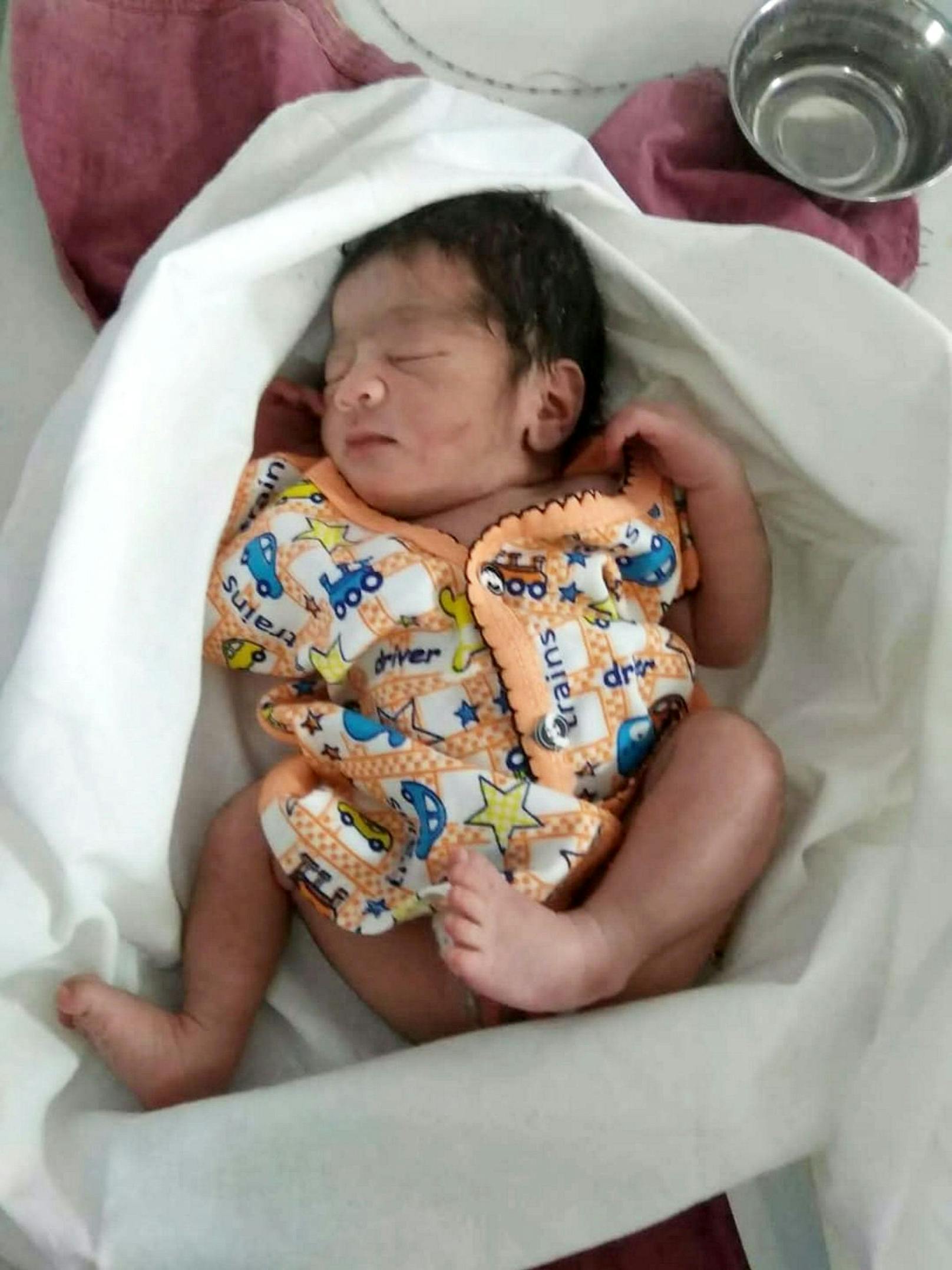 Das Baby wurde auch an das Child Line Project überwiesen, nachdem es von Ärzten in einem örtlichen Krankenhaus untersucht worden war.