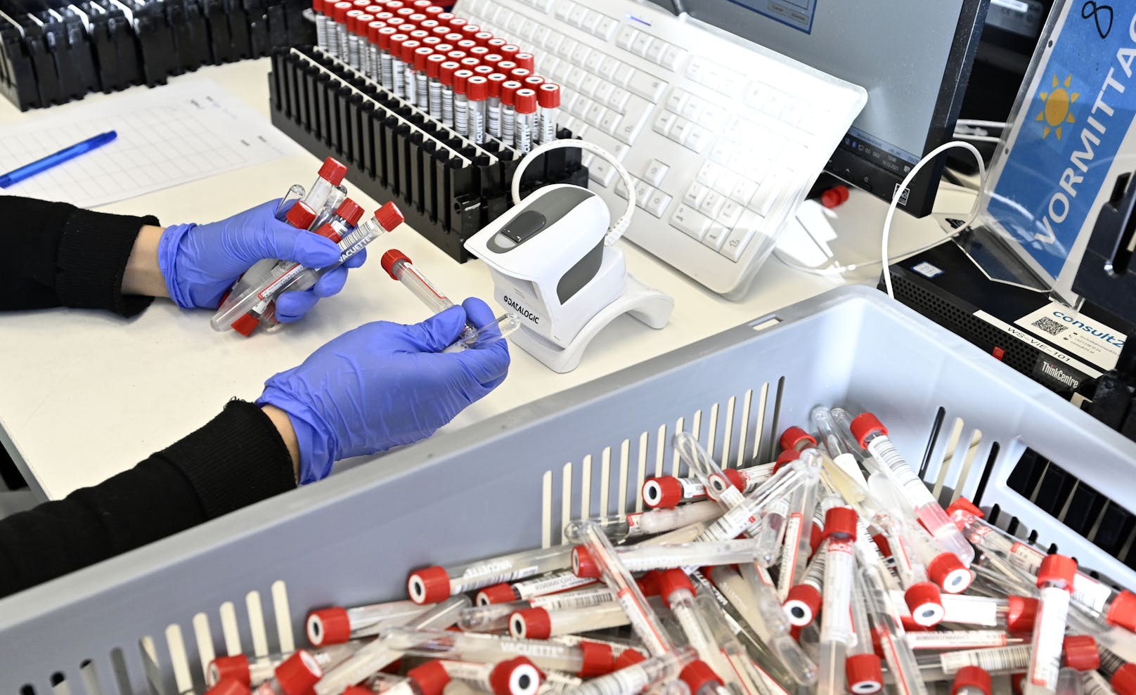 er Laboranbieter Lifebrain am Standort in der Klinik Wien-Penzing wertet die PCR-Tests des "Alles gurgelt"-Programms aus.