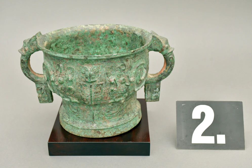Dieses chinesische Bronzegefäß stammt aus dem 11. Jahrhundert vor Christus und soll einen Wert von rund 80.000 Euro haben