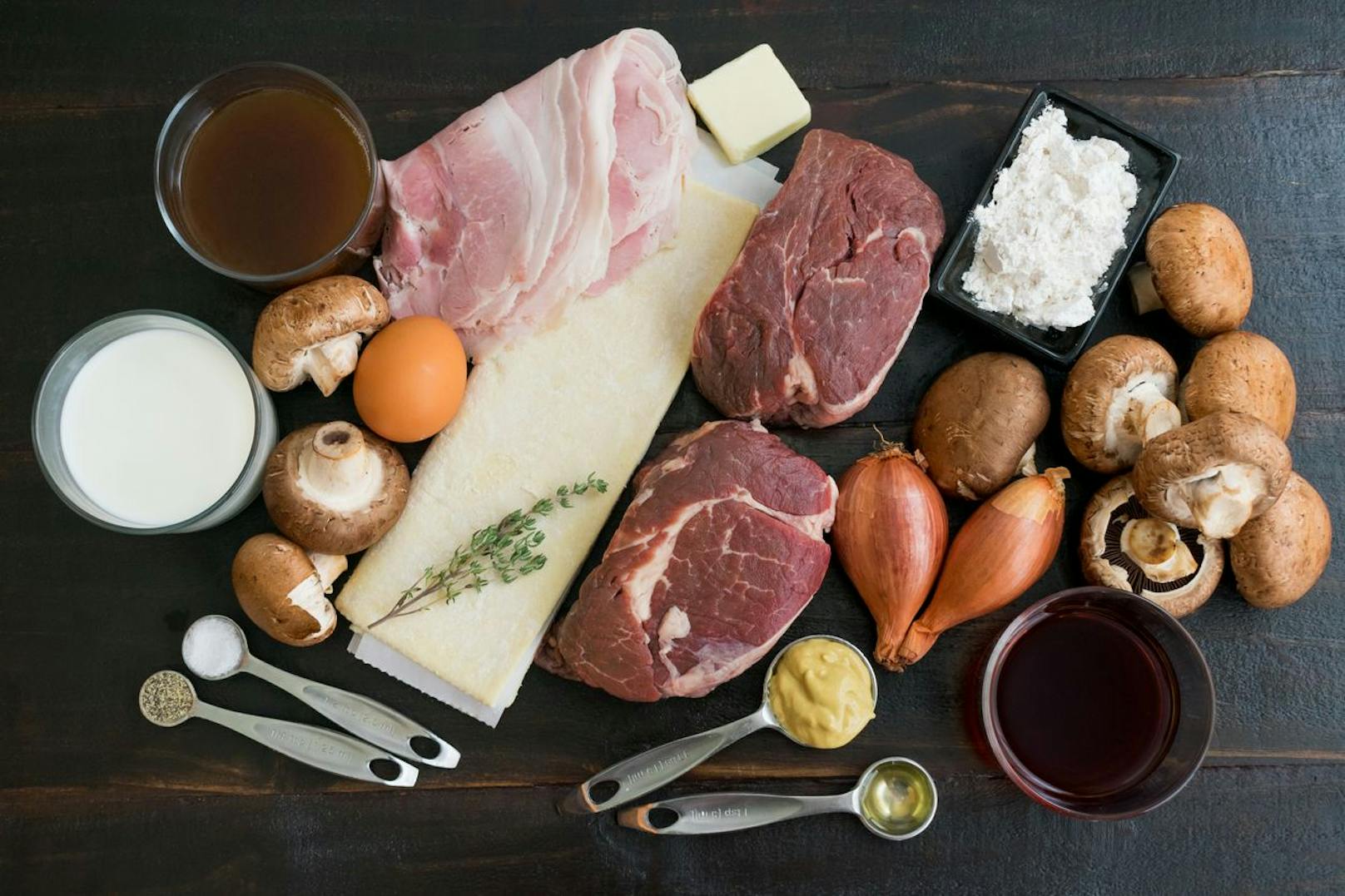 Gesättigte Fette findest du hauptsächlich in tierischen Lebensmitteln, wie Rindfleisch oder typischen Milchprodukten. Sie können sich negativ auf deinen Körper auswirken, wenn du es mit der Nahrungszufuhr übertreibst.