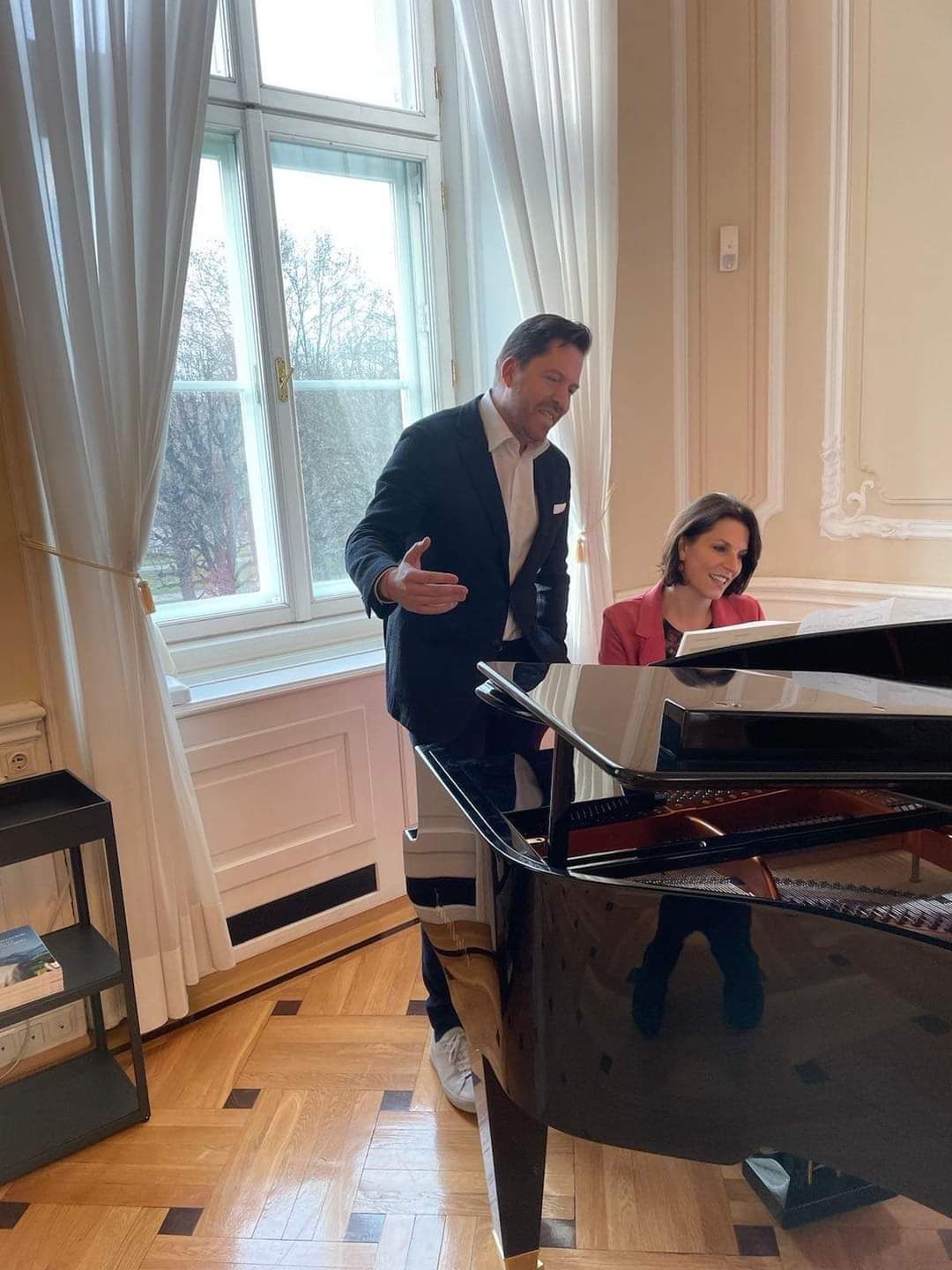 Daniel Serafin mit Ministerin Karoline Edtstadler im Wiener Bundeskanzleramt