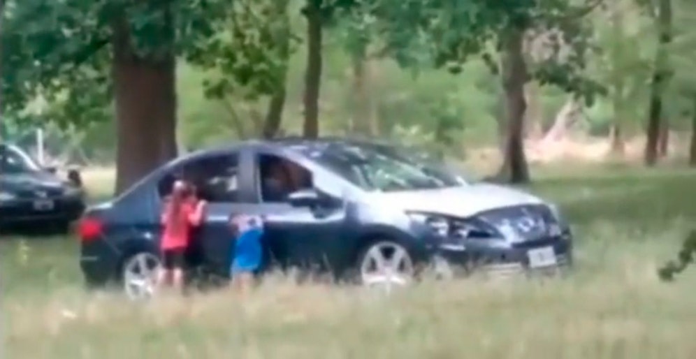 Die 28-Jährige wollte Sex mit ihrem Neuen – kurzerhand verbannte sie ihre kleinen Kids aus dem Auto.