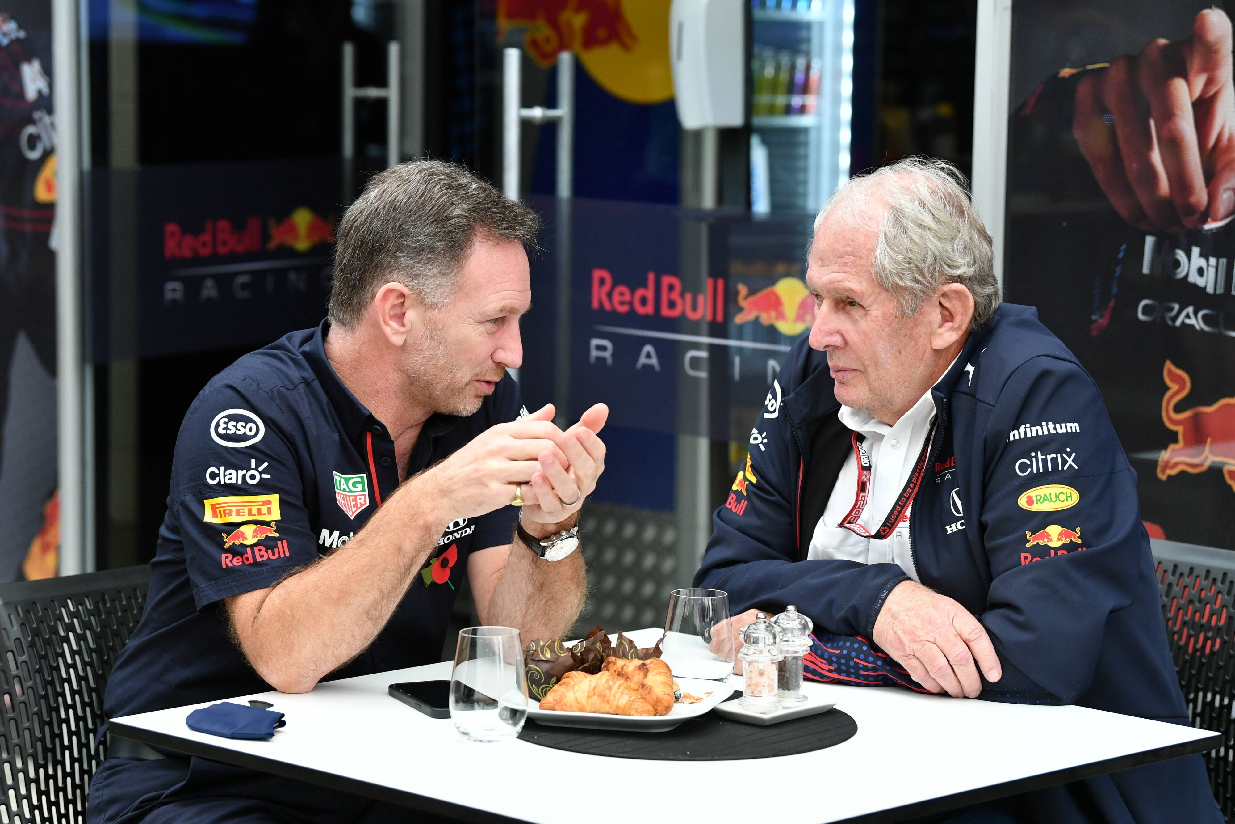 Christian Horner (l.) im Austausch mit Helmut Marko