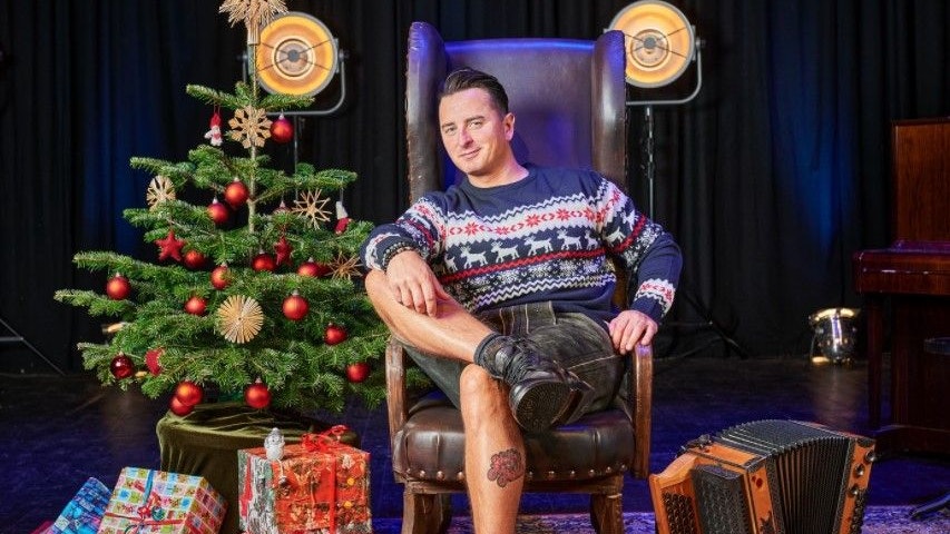 Andreas Gabalier ist schnittig unterwegs – gefeiert wird bei Mama. 