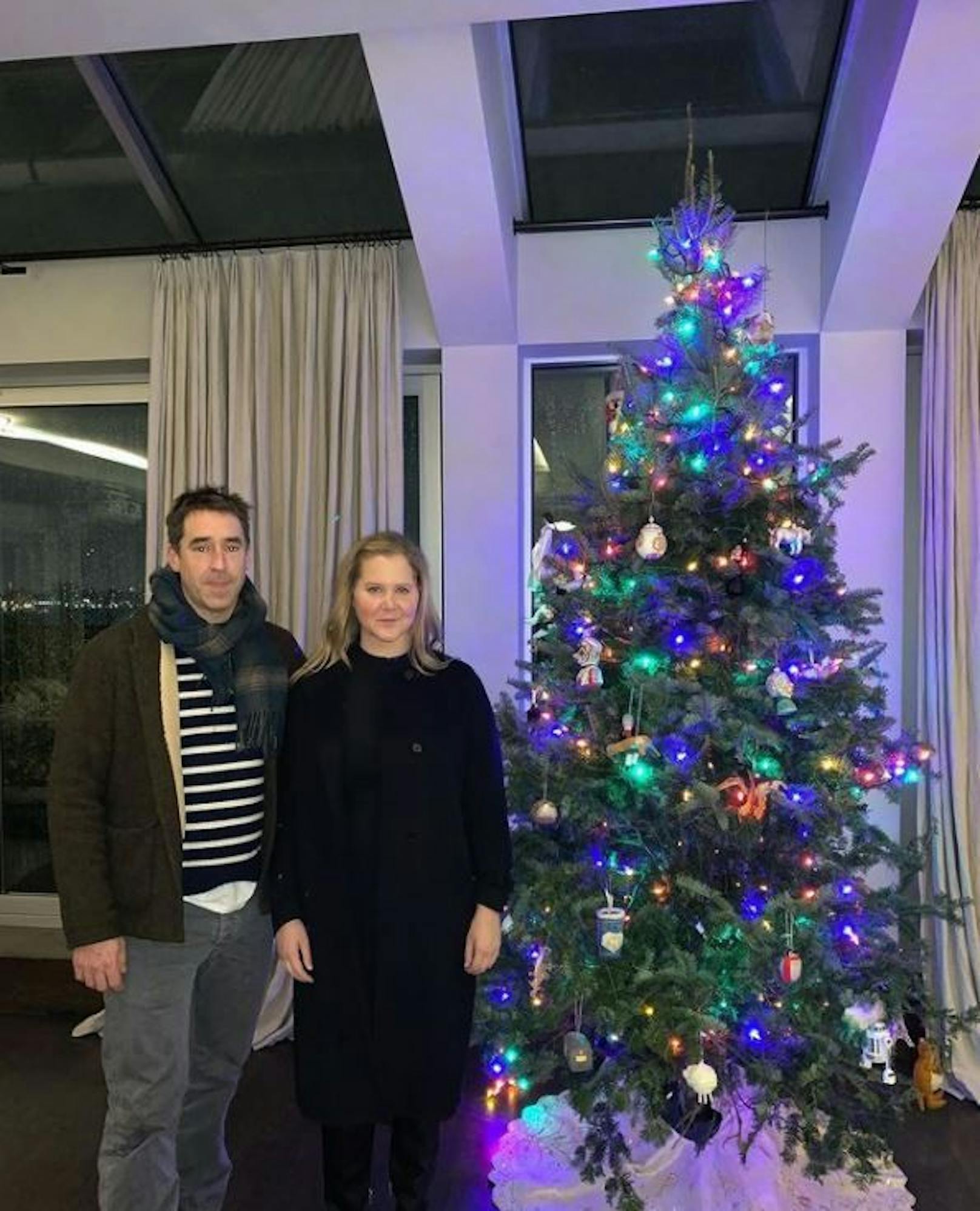 US-Komikerin Amy Schumer und ihr Mann zeigen ihren leuchtenden Weihnachtsbaum.