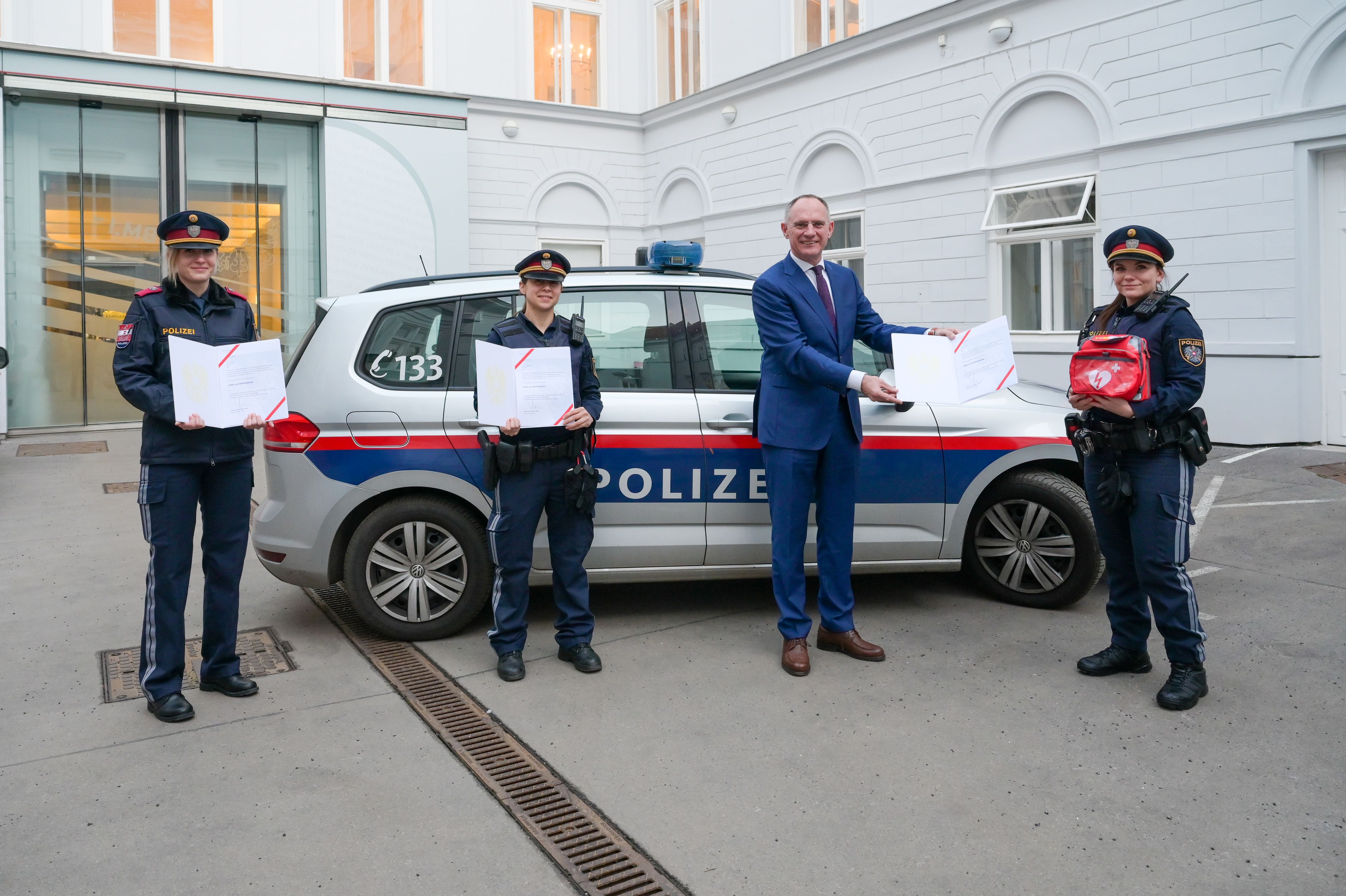Theresia Hofer, Rebecca Kellermayer, Innenminister Gerhard Karner, Jennifer Schatz (von links).