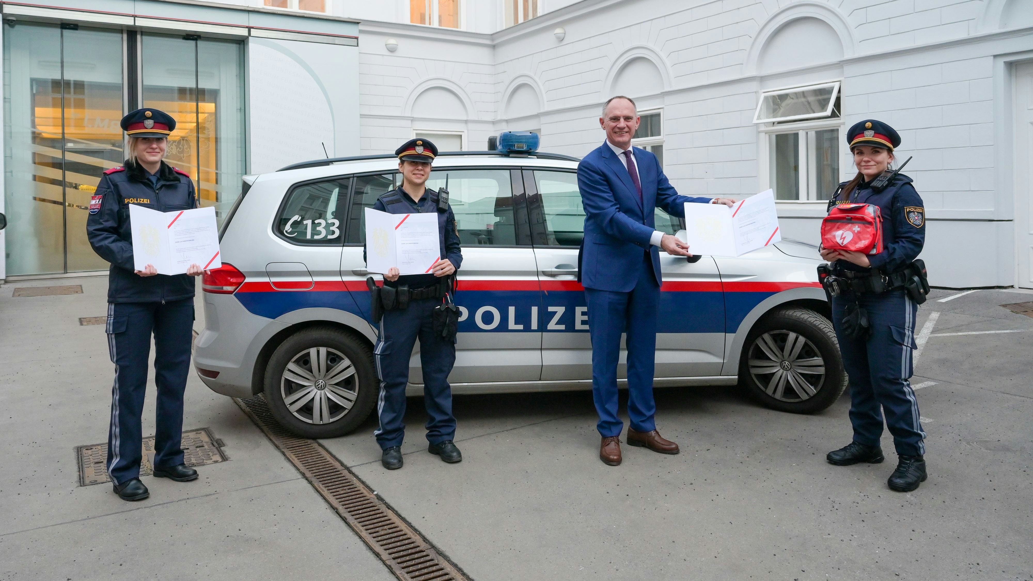 Theresia Hofer, Rebecca Kellermayer, Innenminister Gerald Karner, Jennifer Schatz (von links).