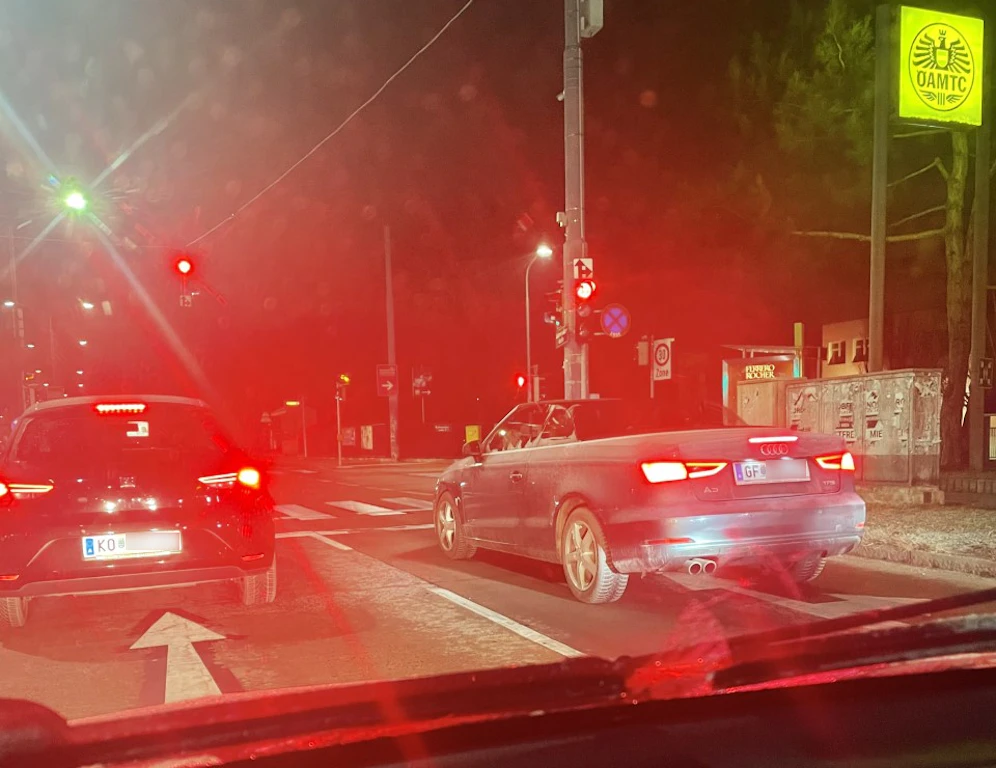Dieser Cabrio-Besitzer lässt sich von der Kälte nicht beeindrucken.