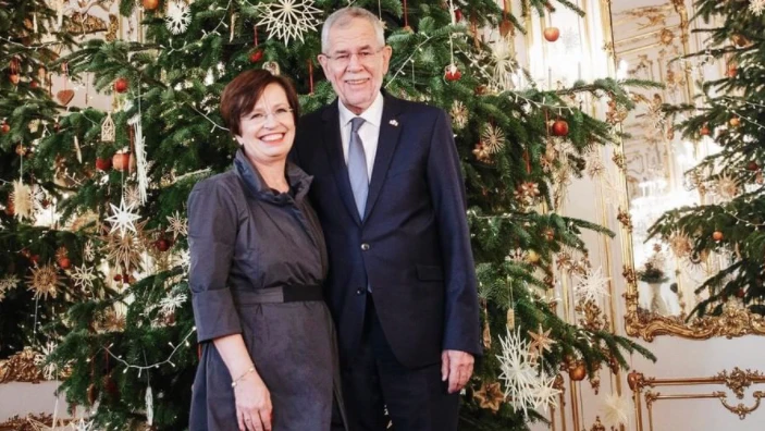 Bundespräsident Alexander Van der Bellen feiert im kleinen Kreis mit Ehefrau Doris Schmidauer und Hund Juli. 