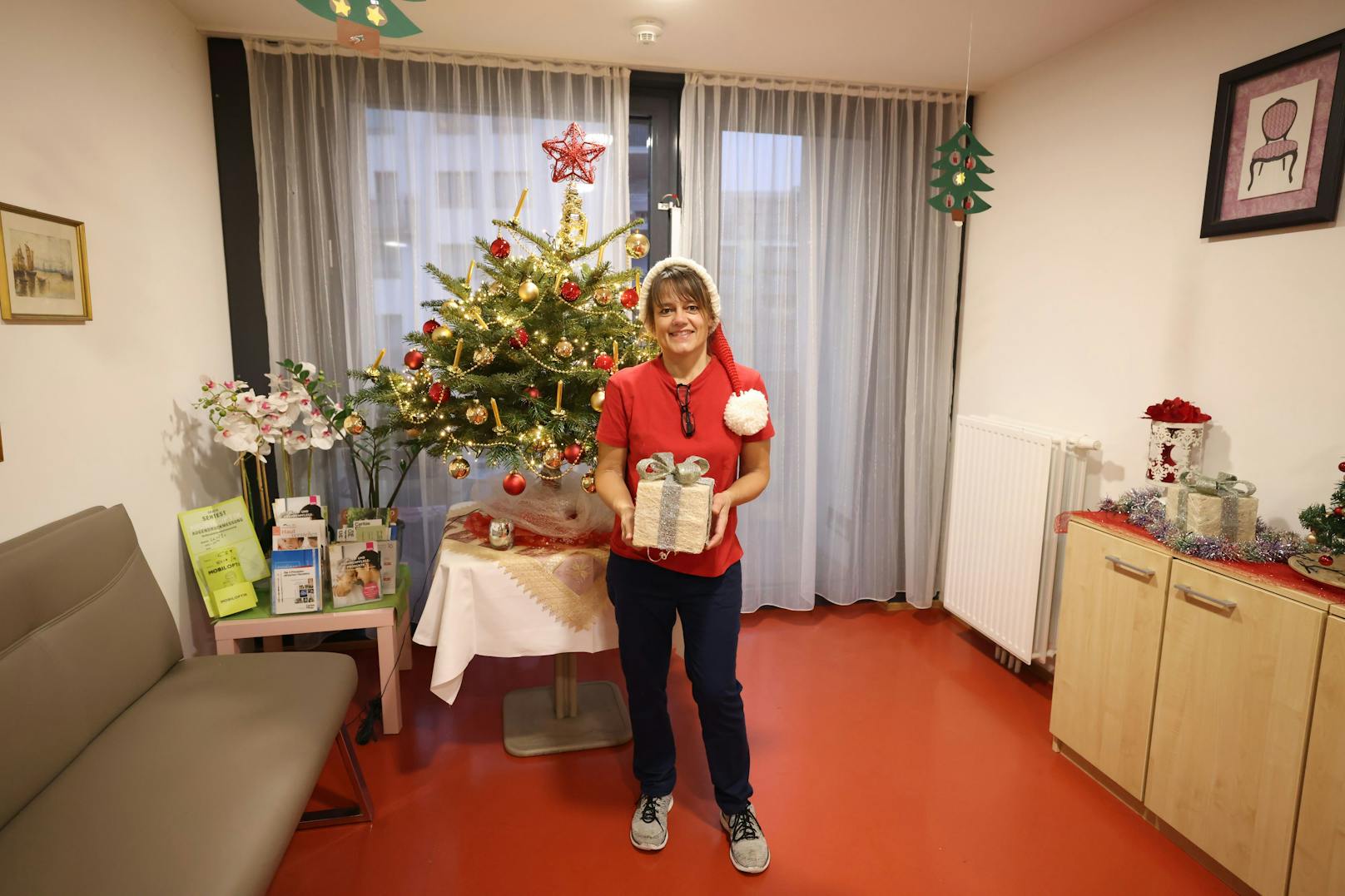 Pflegerin Silvia Schmid ist auch am Heiligen Abend für ihre Klienten im Pflegeheim St. Theresa in Wien-Donaustadt da.