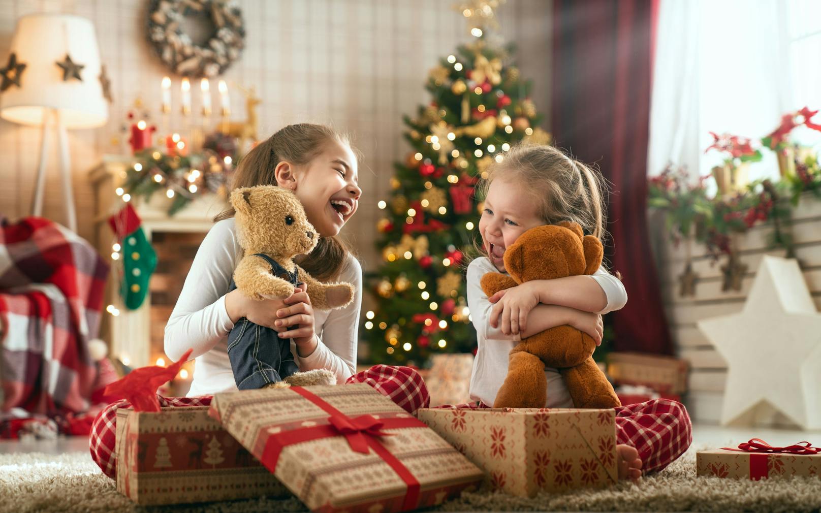 Weihnachtsgeschenke können ein großes Sicherheitsrisiko bergen und so die Freude unter dem Christbaum schnell zunichtemachen.