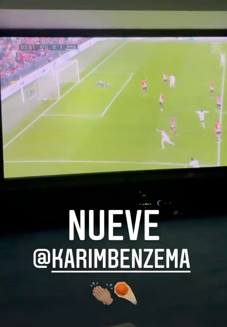 David Alaba genießt das Benzema-Traumtor auf seinem Fernseher.