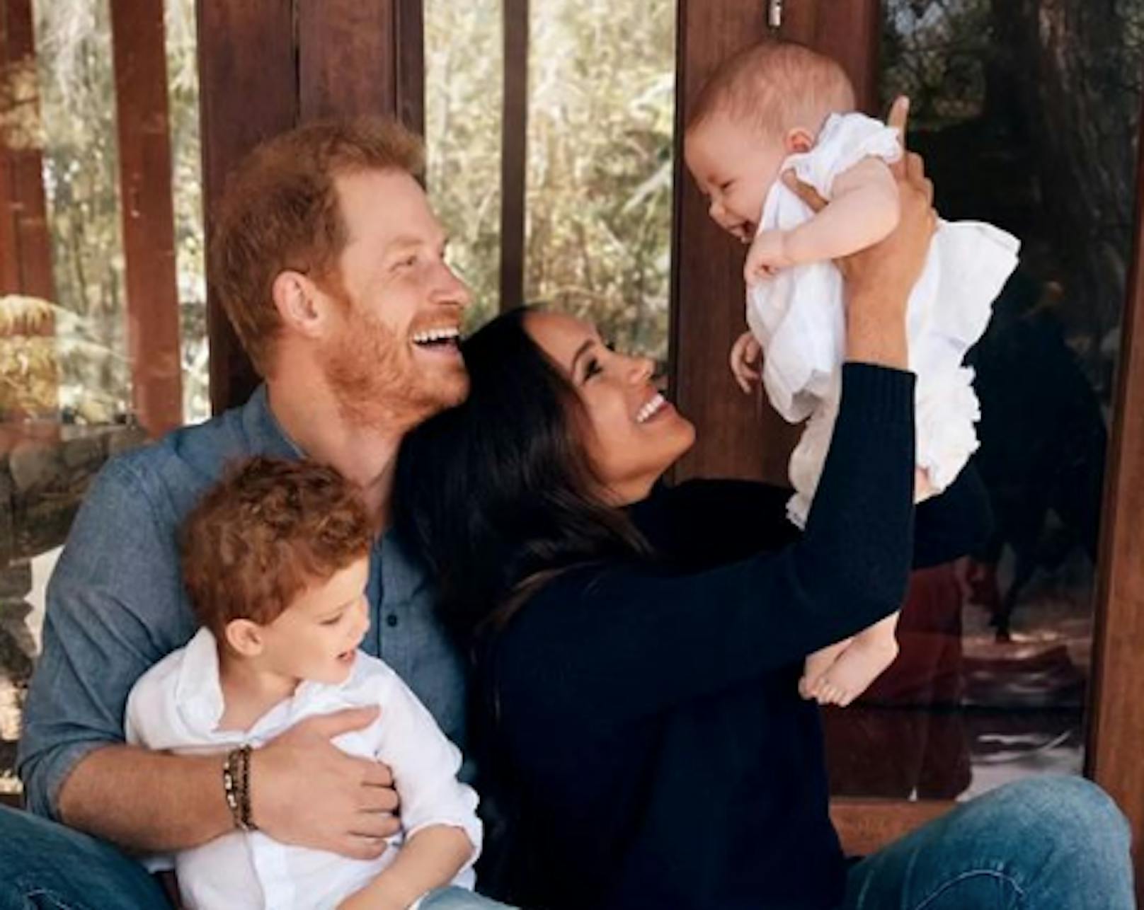 Prinz Harry mit Meghan und seinen Kindern. Was Fans bei dem Foto auffällt: Der kleine Archie sieht aus wie sein Papa.