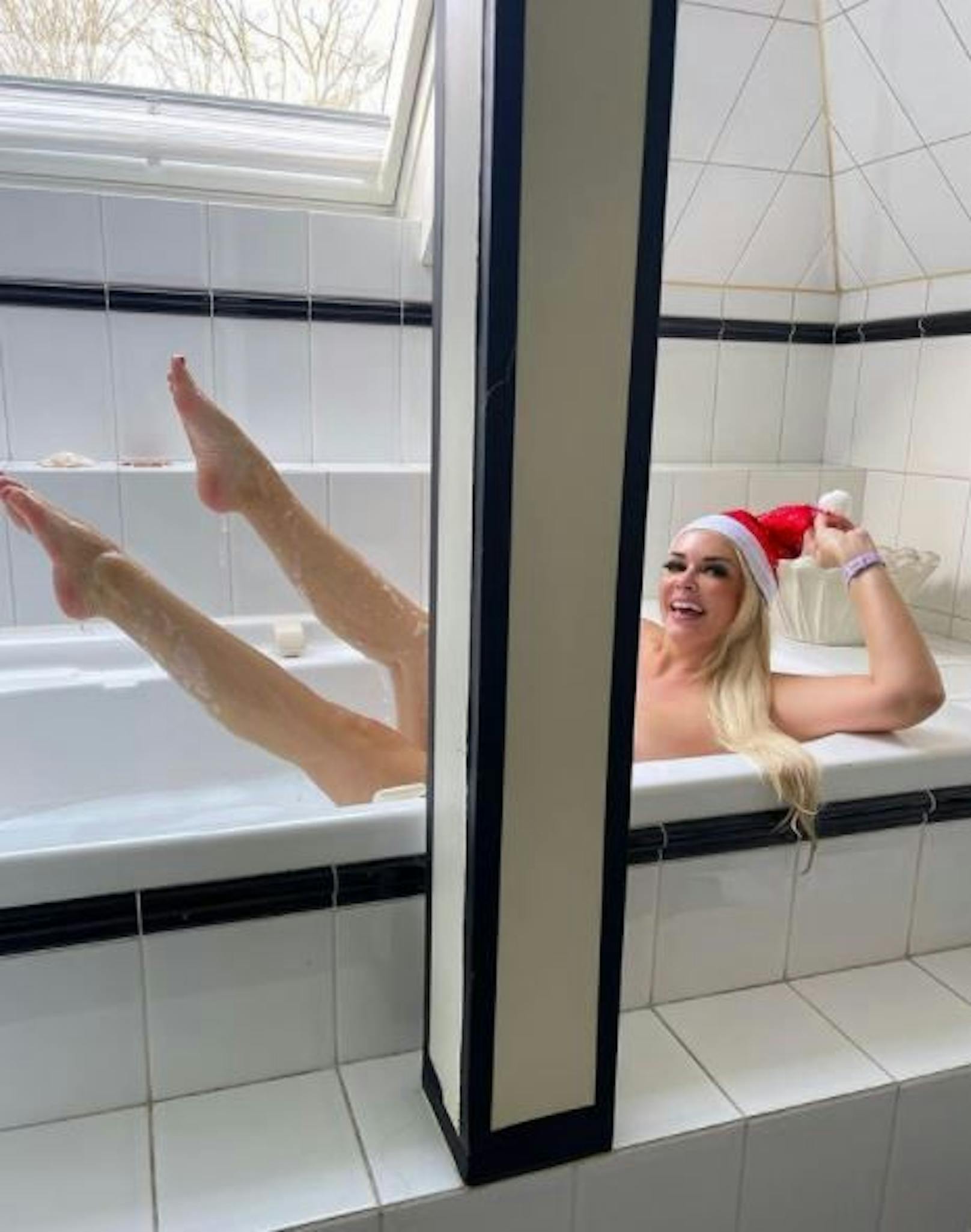 Daniela Katzenberger gönnt sich vor dem Last-Minute-Shopping noch ein Bad –inklusive Weihnachtsmütze.