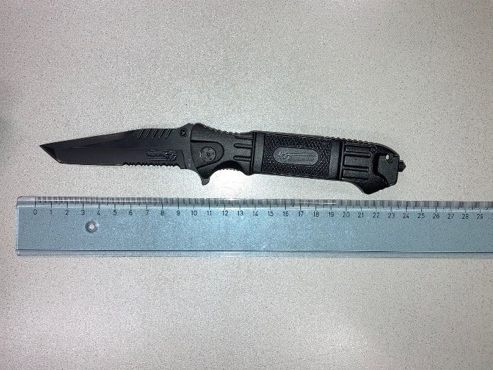 Mit diesem Klappmesser bedrohte der 44-Jährige den anderen Autofahrer.