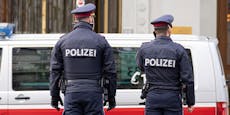 Pensionist schlägt Polizisten mit Österreich-Fahne